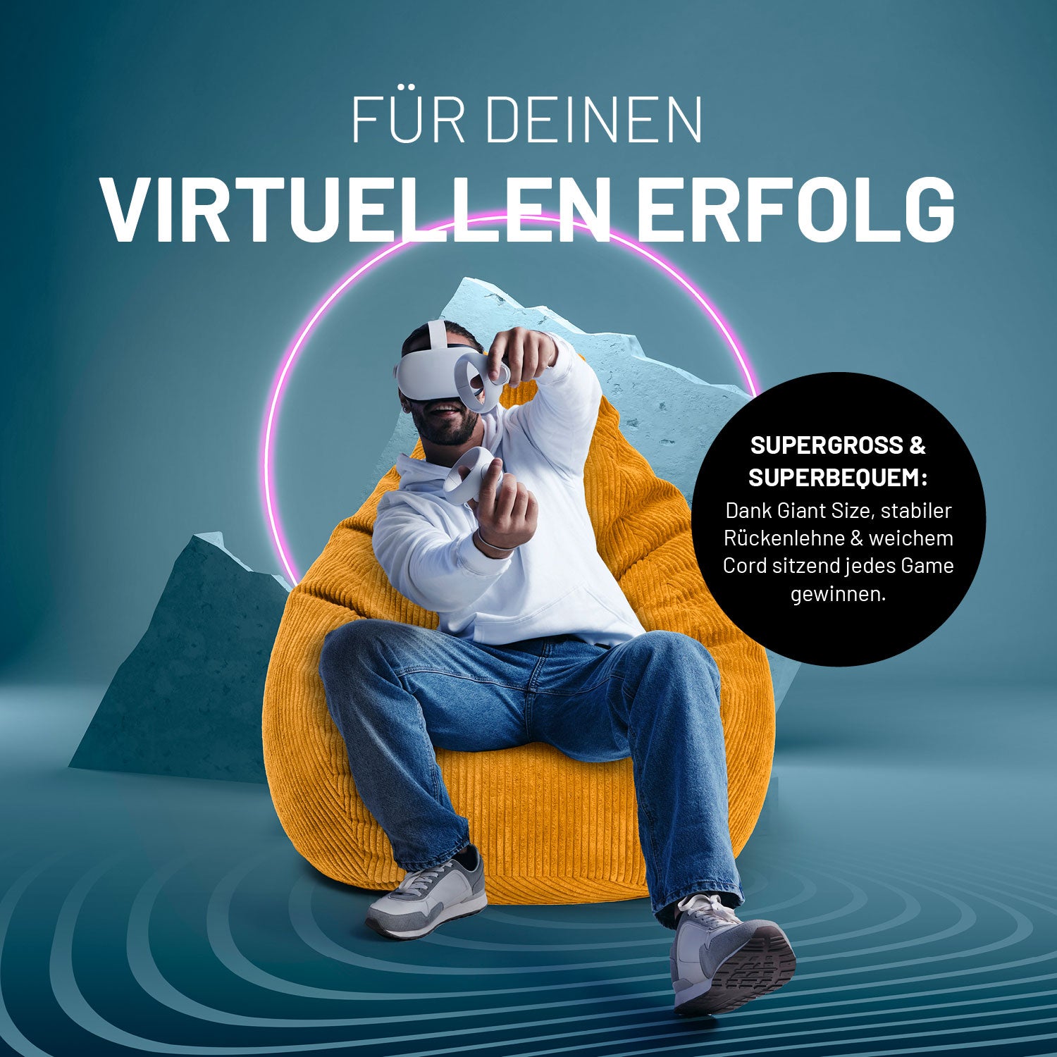 Ein Mann mit VR-Brille sitzt im Cord-Sitzsack in der Hand zwei Controller, dazu Icon "Stabile Rückenlehne" und "weiche Sitzfläche".