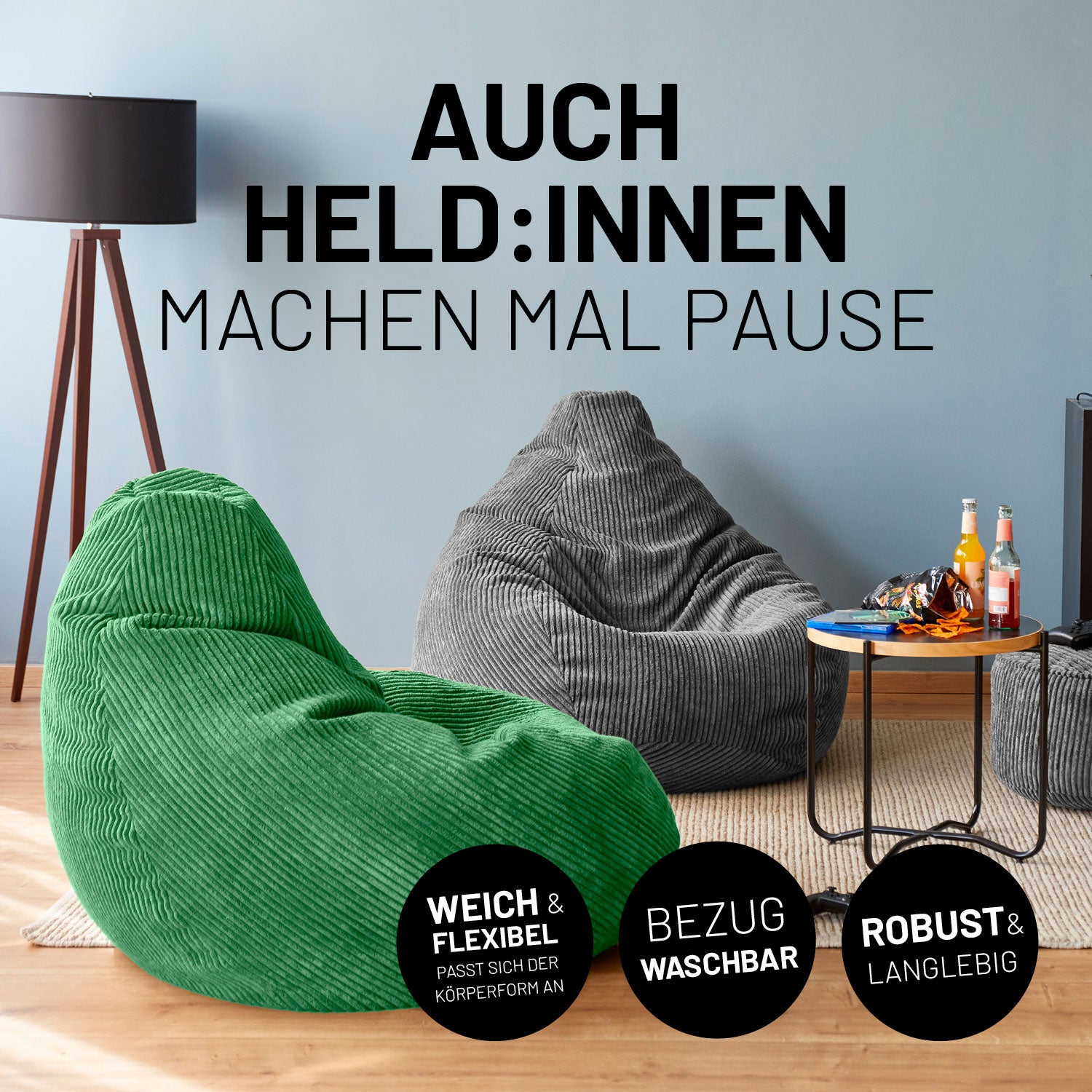 Dunkelgrüner und grauer Cord-Sitzsack in einem Wohnzimmer dazu Icons "Weich & Flexibel", "Bezug waschbar" und "Robust & Langlebig".