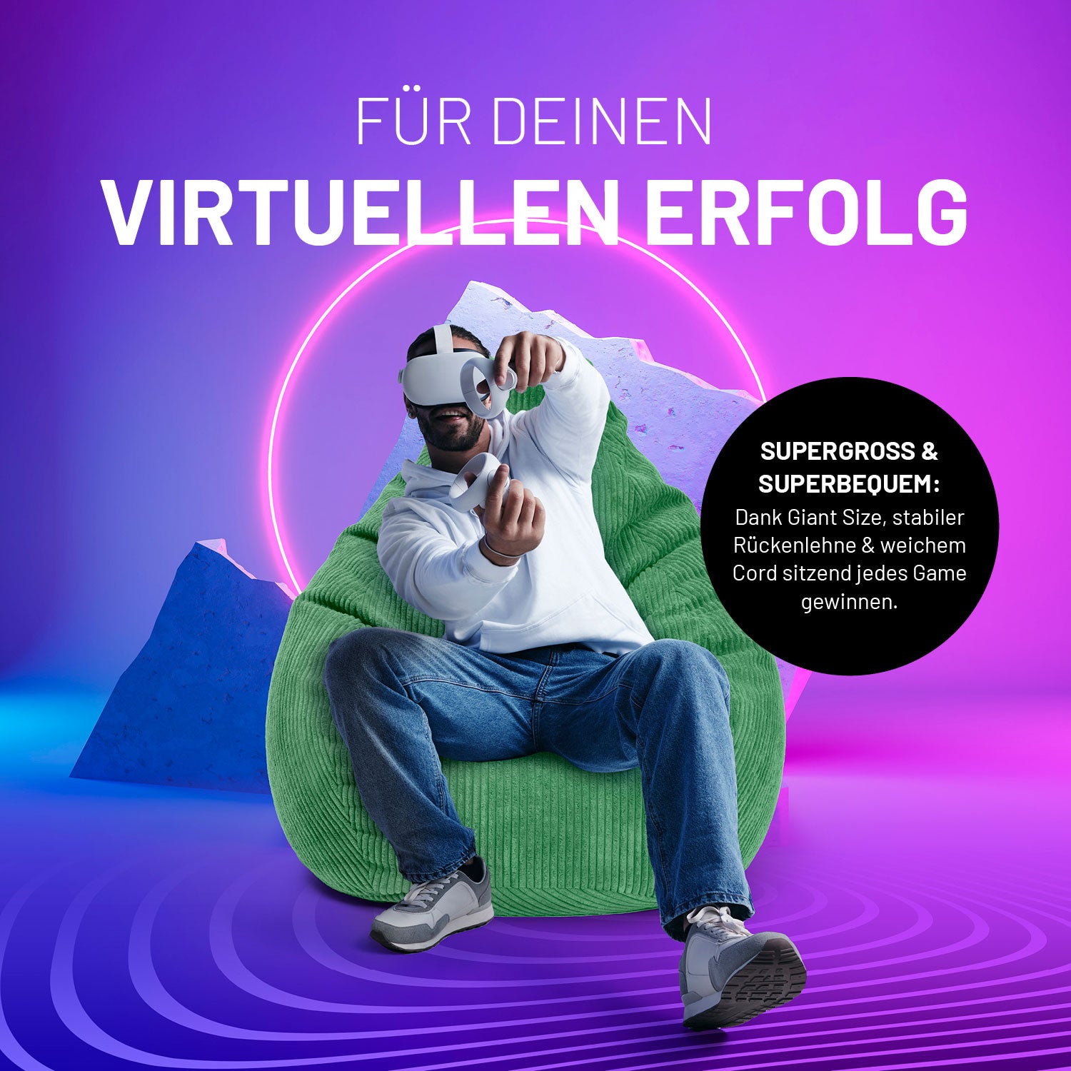 Ein Mann mit VR-Brille sitzt im Cord-Sitzsack in der Hand zwei Controller, dazu Icon "Stabile Rückenlehne" und "weiche Sitzfläche".