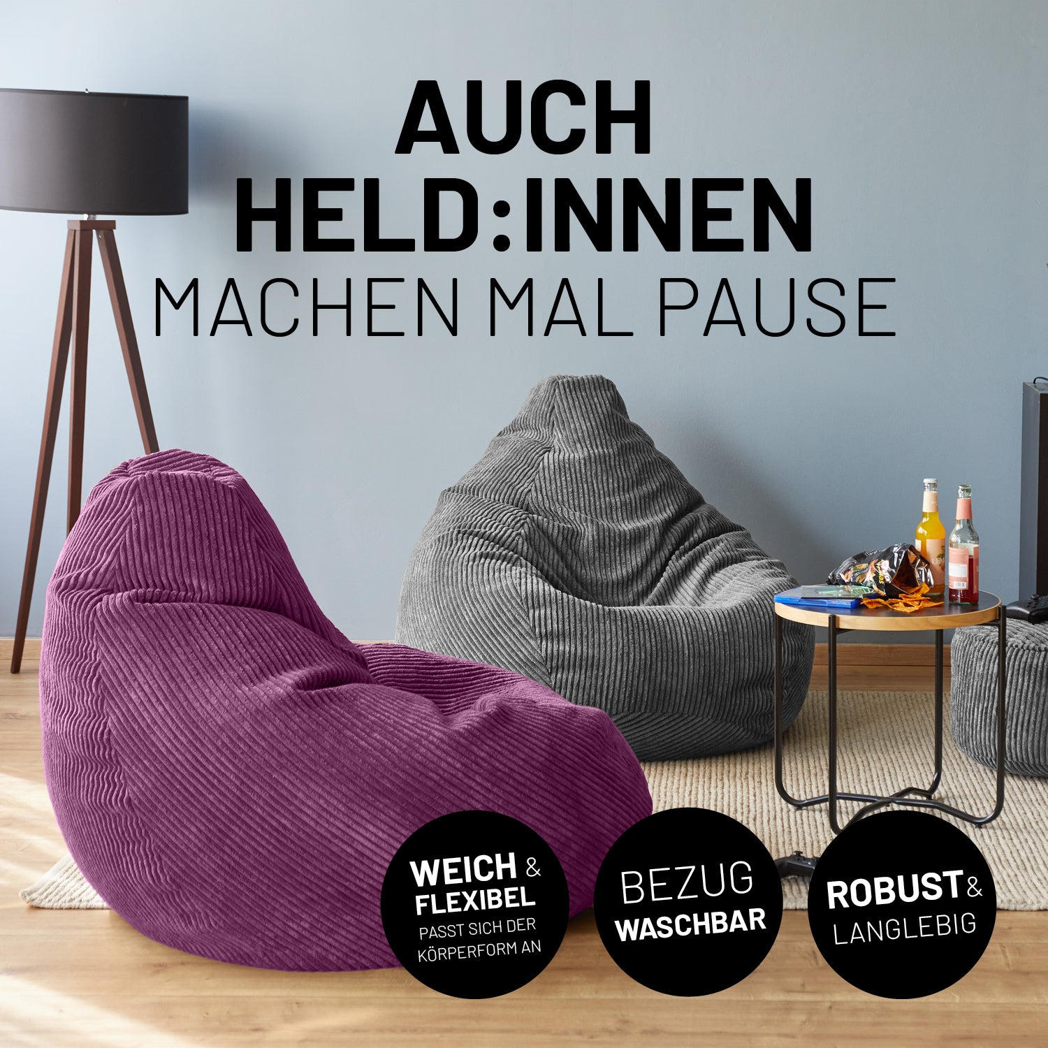 Weinroter und grauer Cord-Sitzsack in einem Wohnzimmer dazu Icons "Weich & Flexibel", "Bezug waschbar" und "Robust & Langlebig".