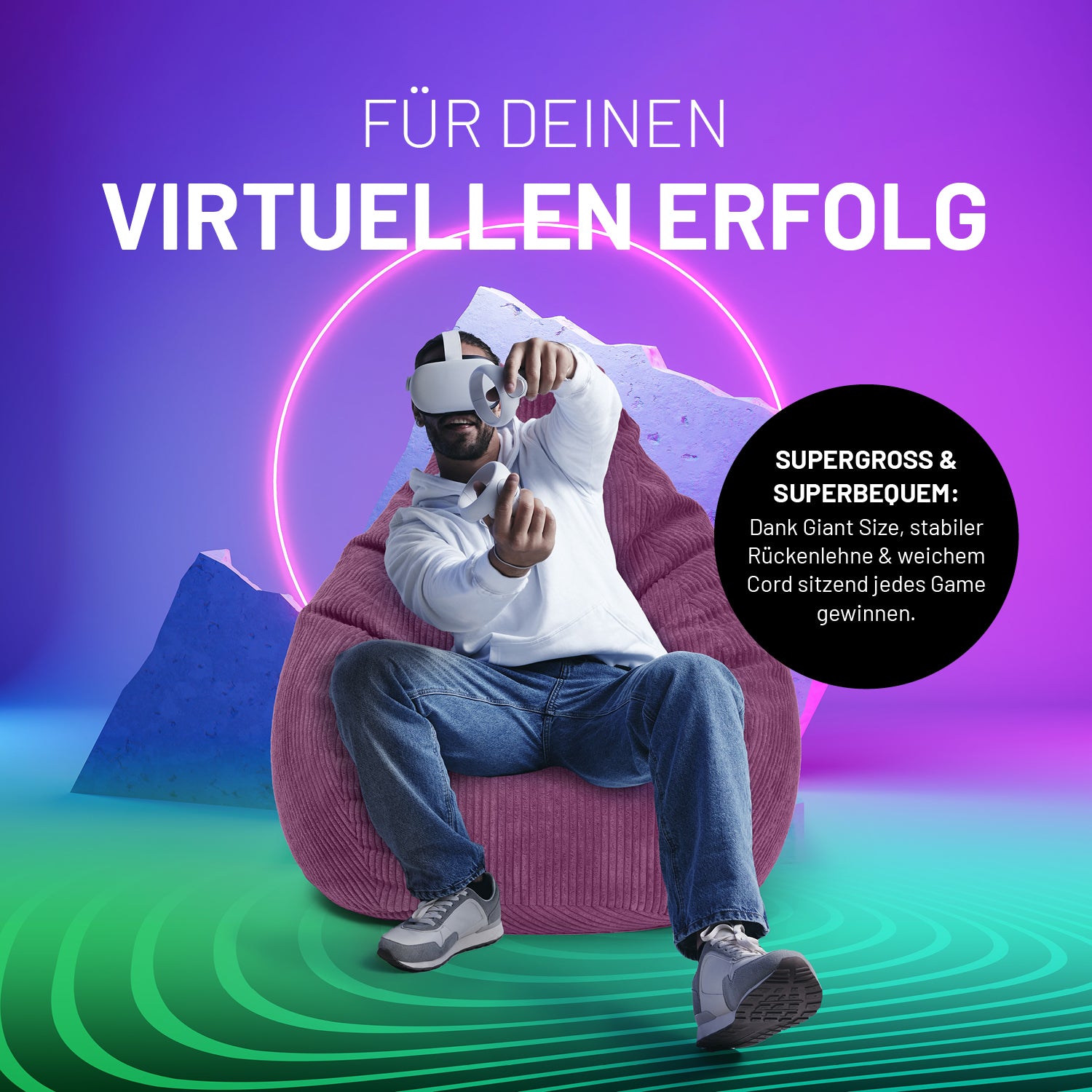 Ein Mann mit VR-Brille sitzt im Cord-Sitzsack in der Hand zwei Controller, dazu Icon "Stabile Rückenlehne" und "weiche Sitzfläche".