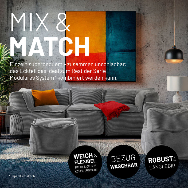 Moderner Wohnraum mit den grauen Elementen des Modularen System verbunden zu einem Sitzsofa und freistehenden Cord-Sessel und Cord-Hocker.