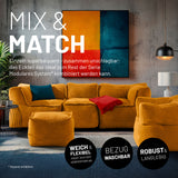 Moderner Wohnraum mit den senfgelben Elementen des Modularen System verbunden zu einem Sitzsofa und freistehenden Cord-Sessel und Cord-Hocker.