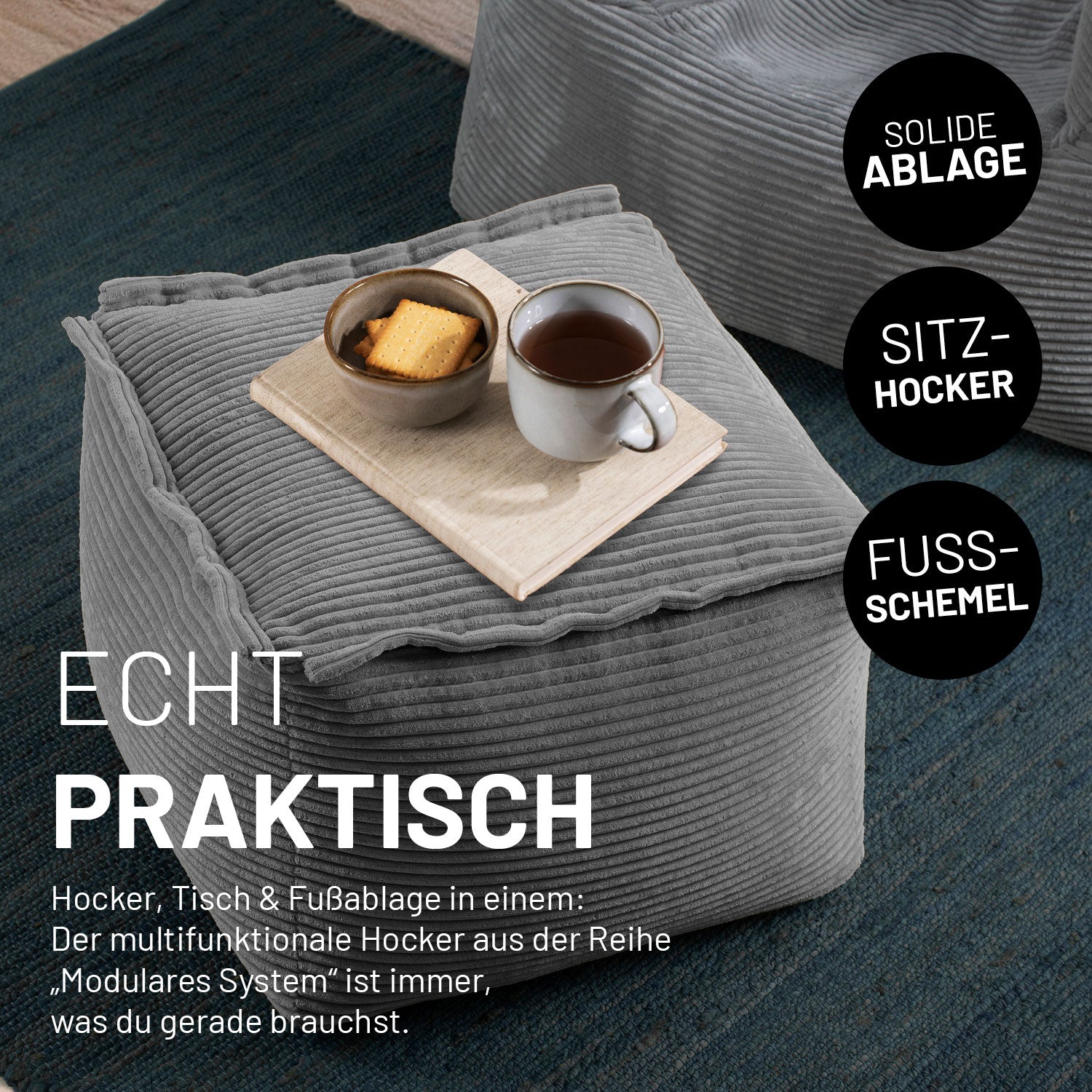 Grauer Cord-Multihocker mit darauf abgelegten Buch und Kaffetasse für verschiedene Anwendungsbereiche: Hocker, Tisch und Fußbablage.