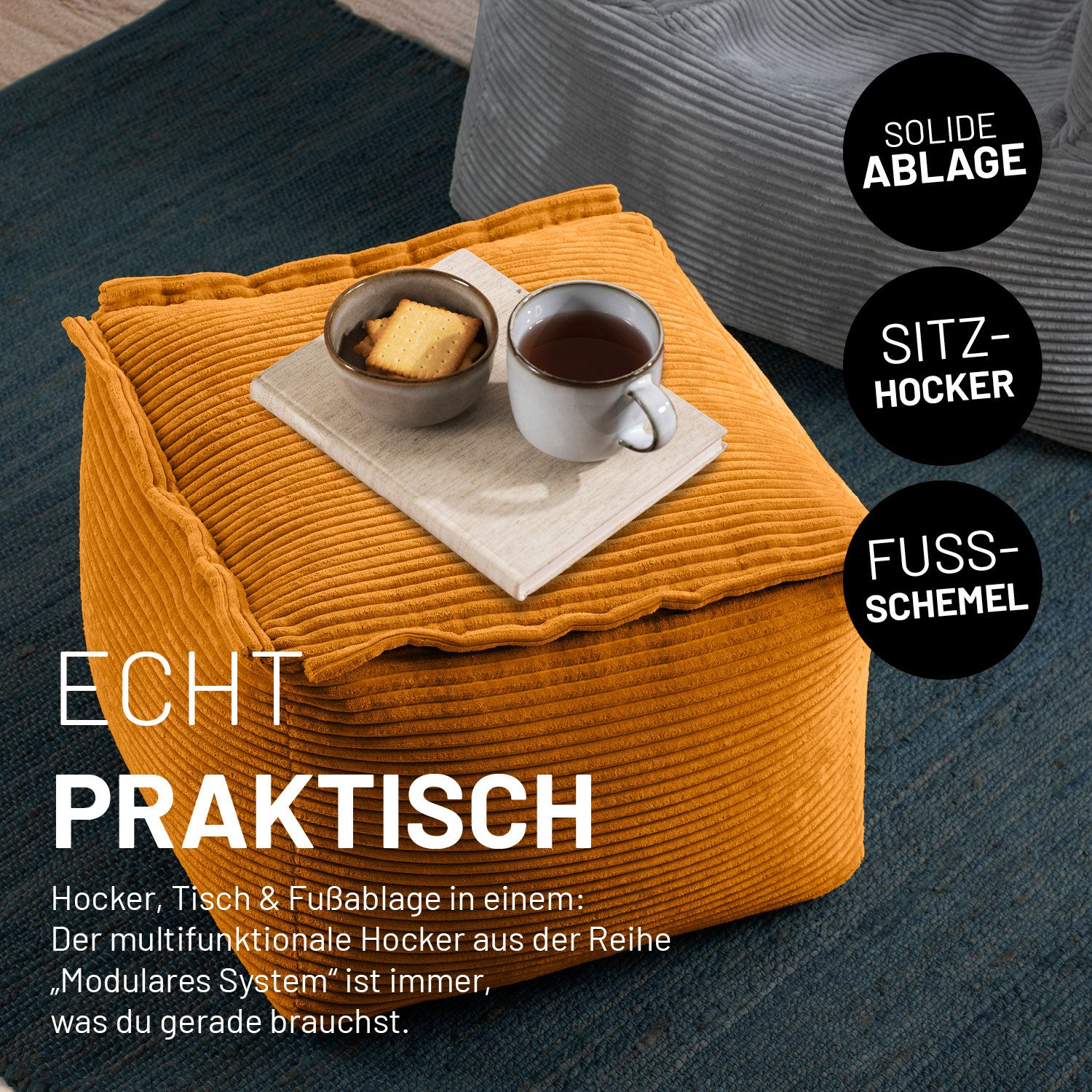 Senfgelber Cord-Multihocker mit darauf abgelegten Buch und Kaffetasse für verschiedene Anwendungsbereiche: Hocker, Tisch und Fußbablage.