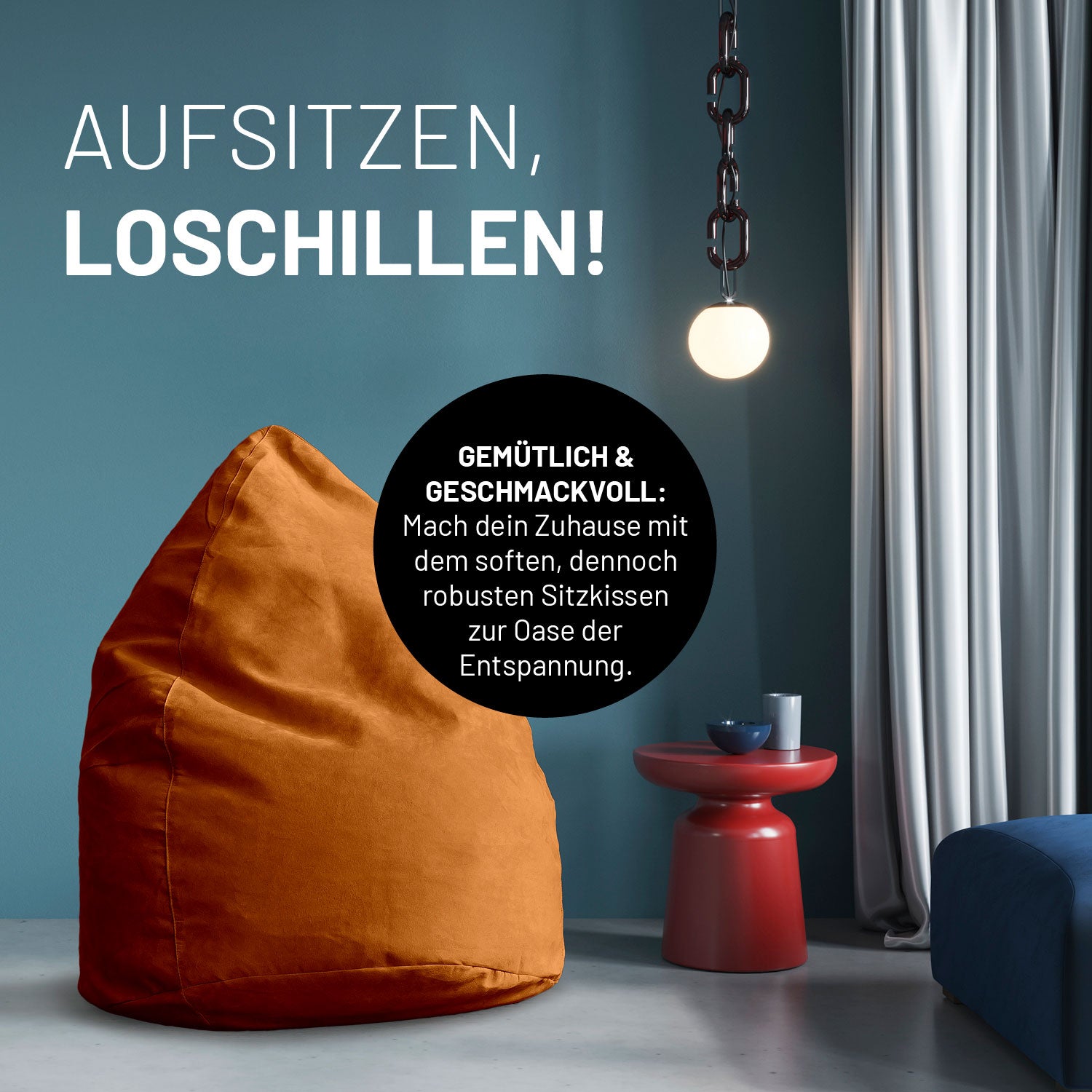 Oranges Sitzkissen in stilvollem Raum mit blauer Wand, rotem Beistelltisch und Hängelampe - Aufsitzen & Loschillen!