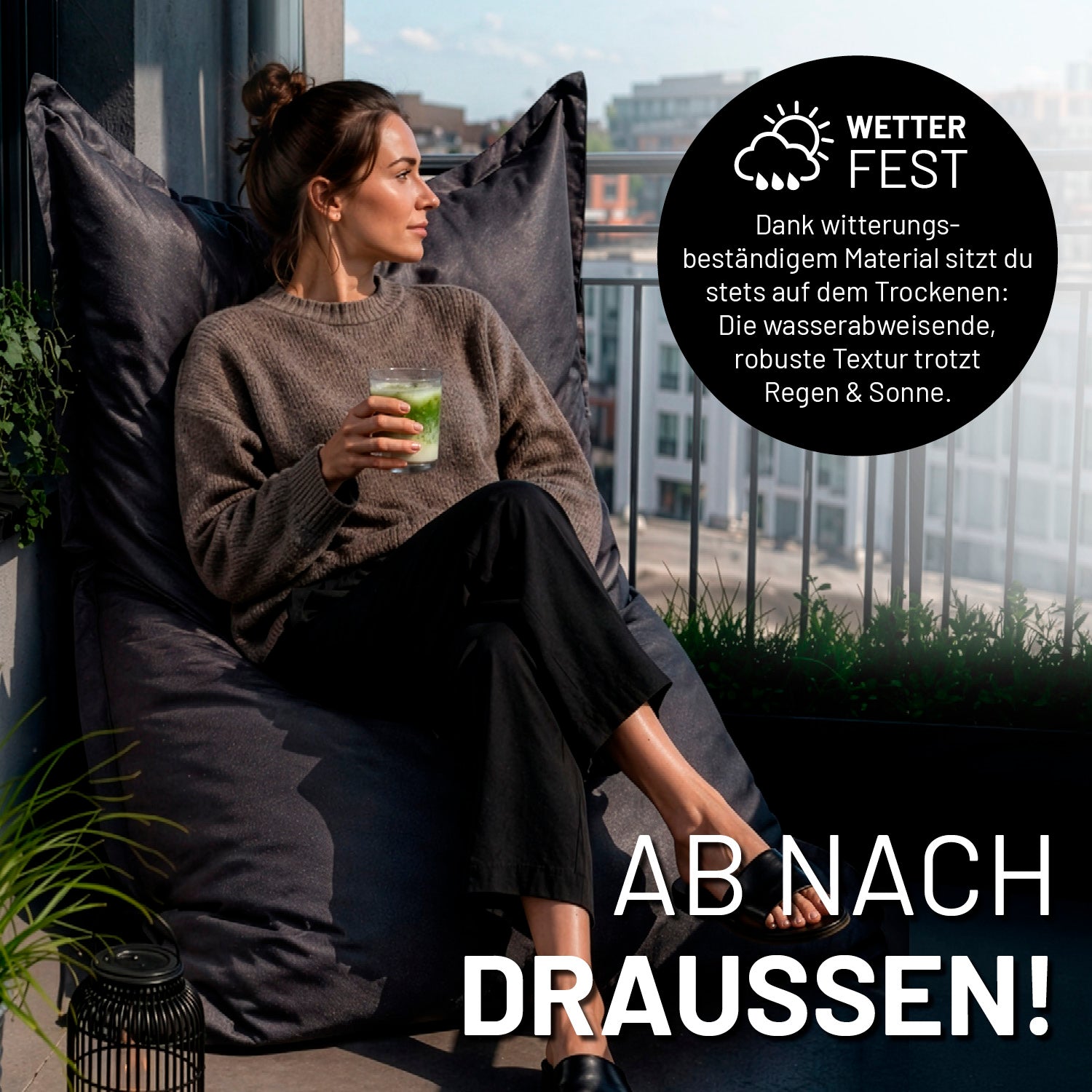 Frau entspannt auf schwarzem Outdoor-Sitzsack auf dem Balkon. Wetterfestes Material schützt vor Sonne und Regen für stilvollen Outdoor-Komfort.
