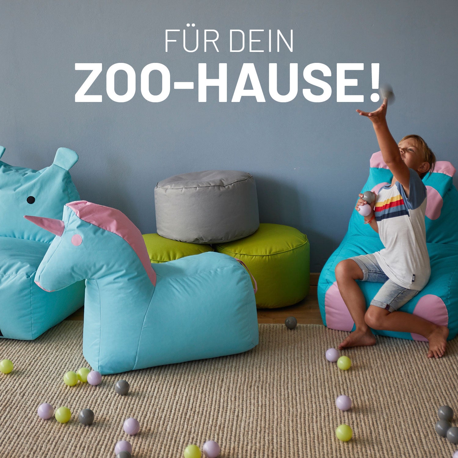 Ein kleiner Junge spielt auf dem Panda Sitzsack, daneben Poufs zu den Kindersitzsäcken, das Einhorn und der Hippo.