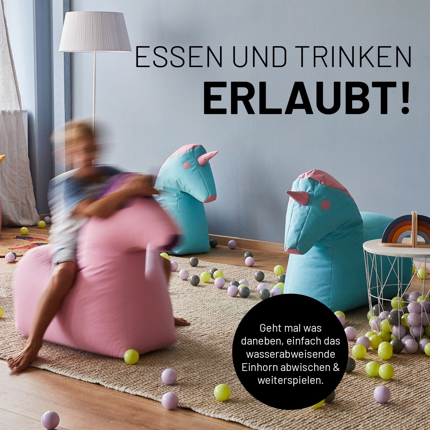 Ein Junge spielt auf einem Einhorn Sitzsack im Kinderzimmer. Icon zum "Wasserabweisenden, abwischbaren Material". 