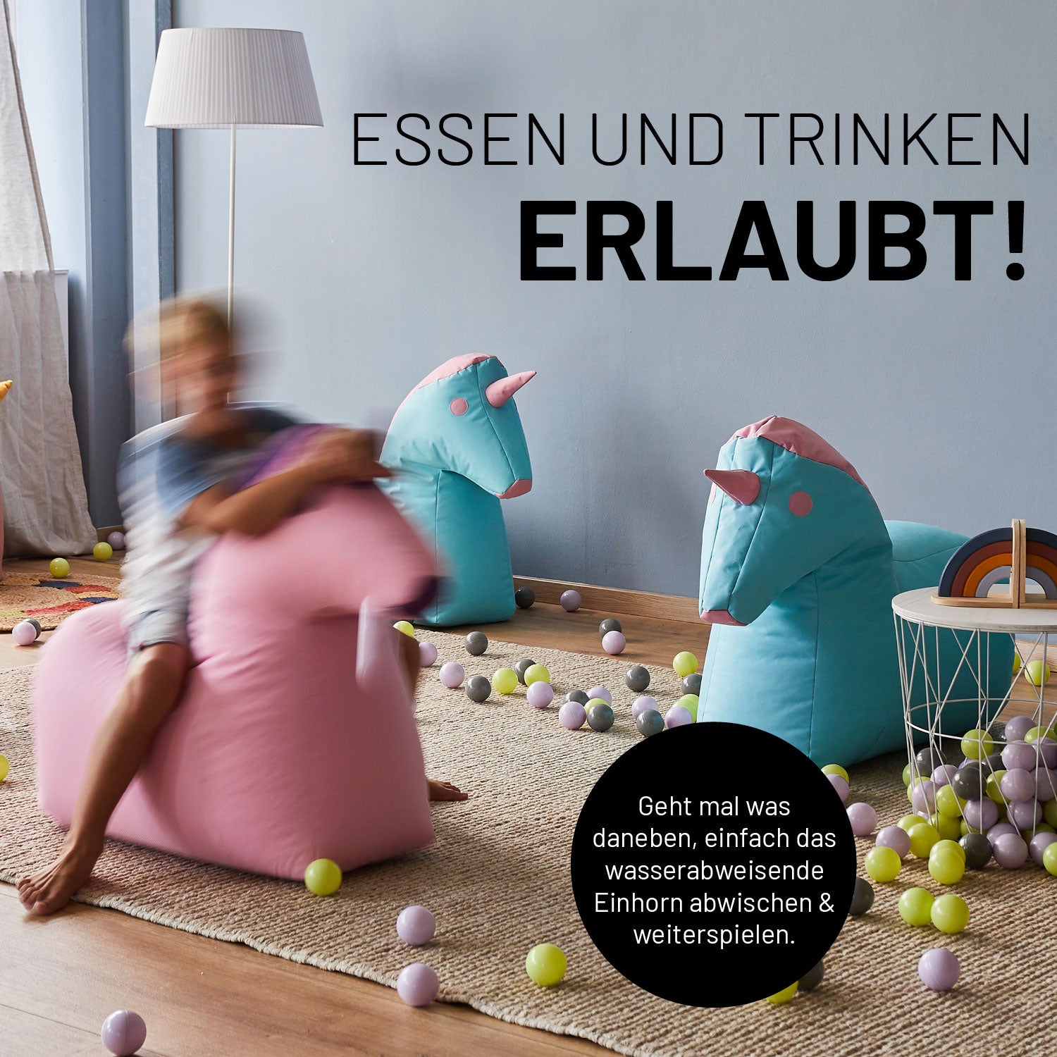 Ein Junge spielt auf einem Einhorn Sitzsack im Kinderzimmer. Icon zum "Wasserabweisenden, abwischbaren Material". 