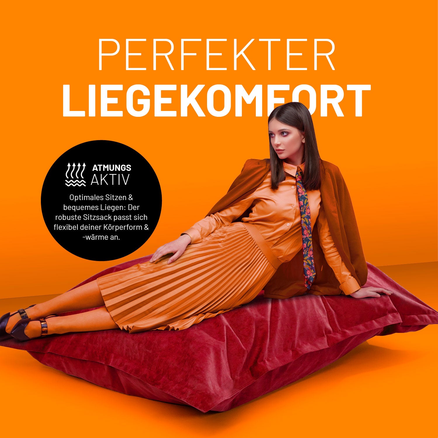 Frau in oranger Kleidung liegt entspannt auf roten Sitzsack vor orangenen Hintergrund, Text hebt atmungsaktiven, flexiblen Liegekomfort hervor.