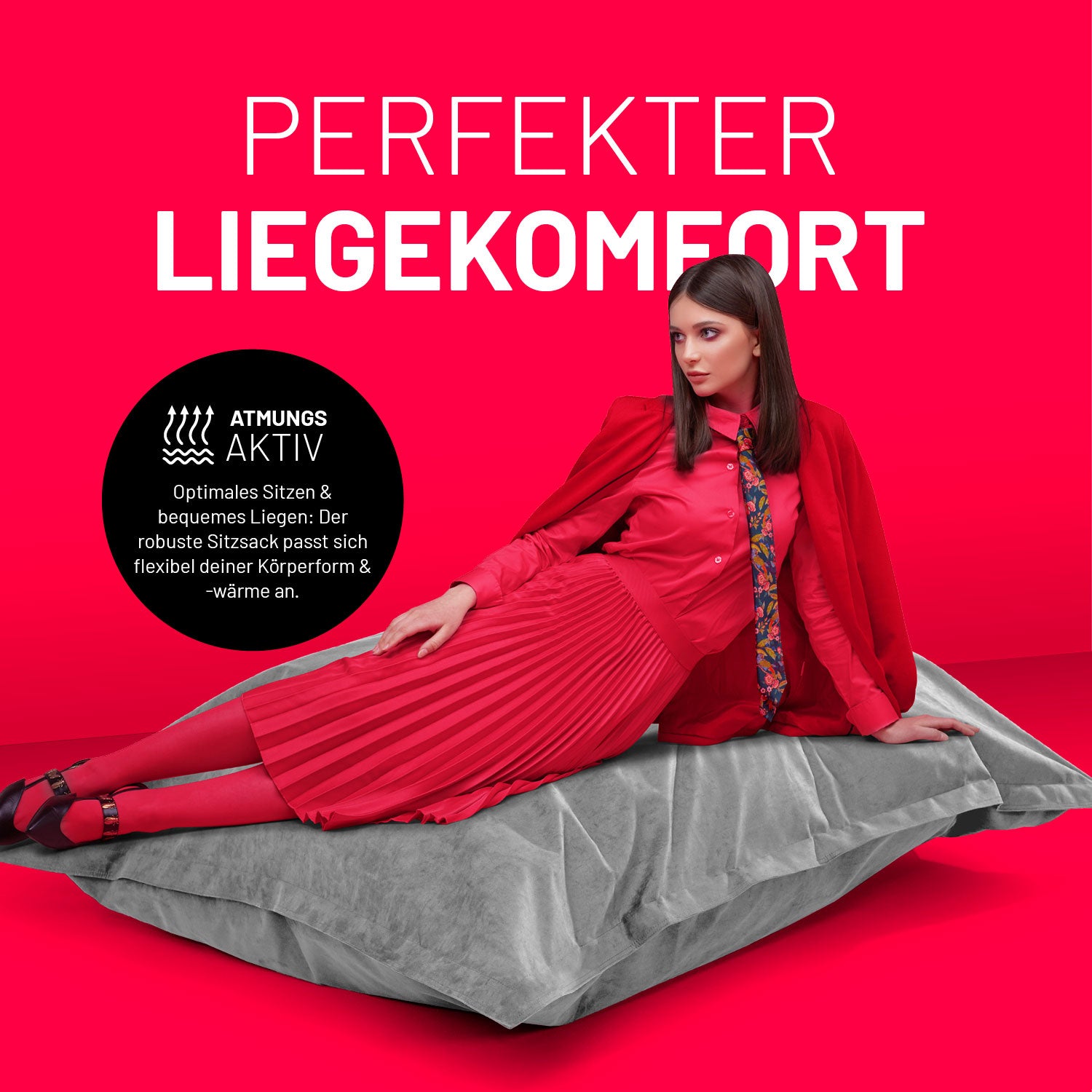 Frau in pinker Kleidung liegt entspannt auf grauen Sitzsack vor pinkem Hintergrund, Text hebt atmungsaktiven, flexiblen Liegekomfort hervor.
