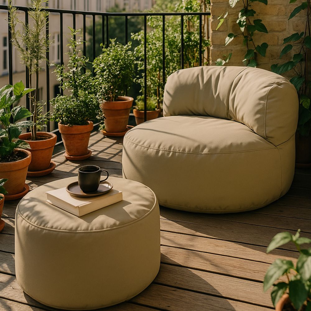 LUMALAND Sitzsack-Lounge und Pouf in Beige auf einem Balkon mit vielen Pflanzen.