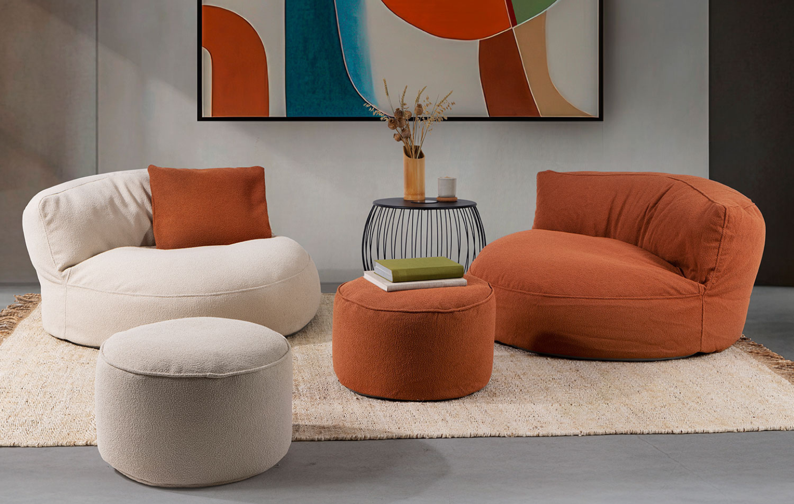 Zwei gemütliche Loungesessel aus der LUMALAND Teddy-Reihe in Beige und Terracotta mit passenden Poufs, arrangiert auf Teppich in modernem Wohnambiente.