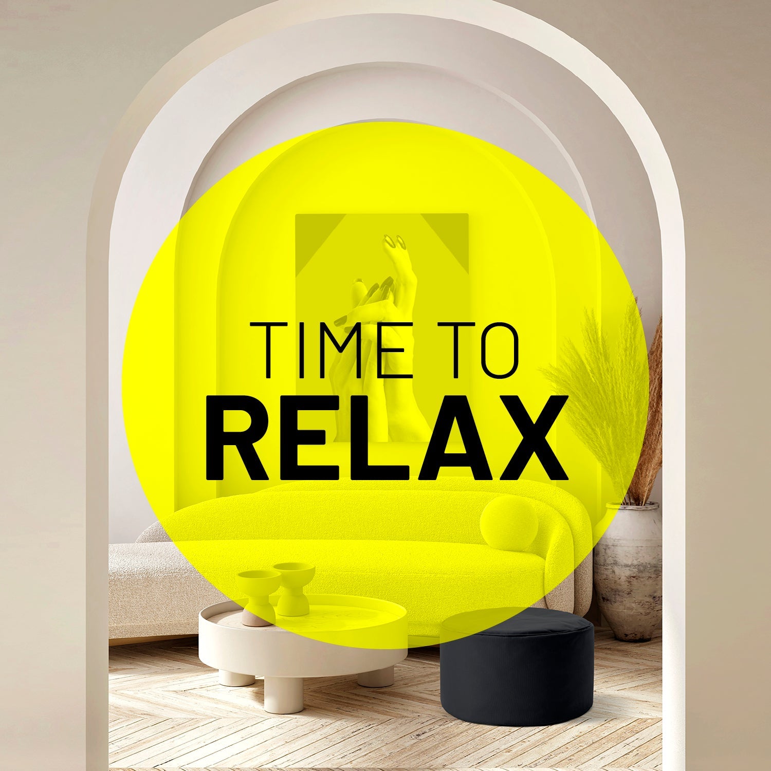 Blick durch einen Torbogen in ein modernes Wohnzimmer mit schwarzem Pouf  - Gelber Patch mit Aufschrift "Time to Relax".