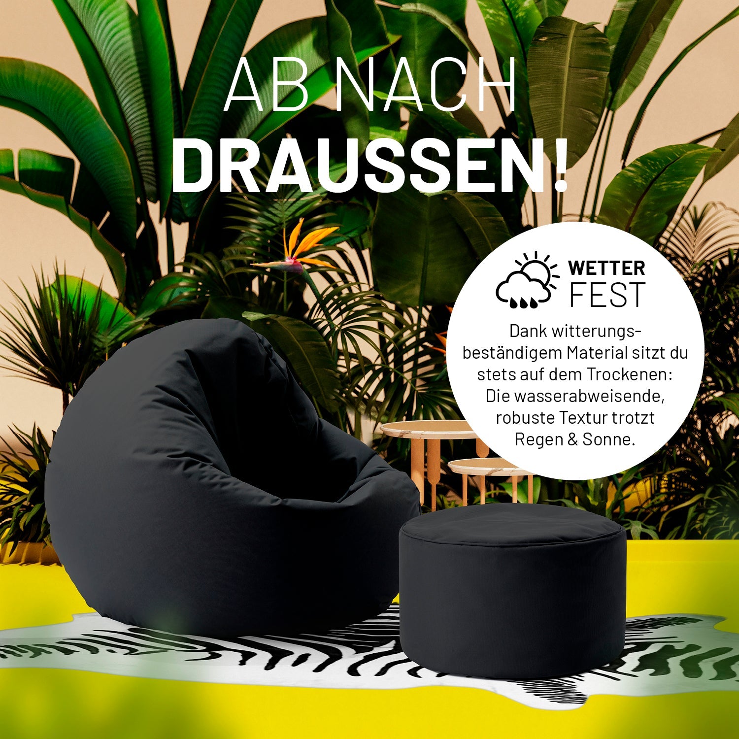 Schwarzer Pouf und 2-in-1-Sitzsack auf einer Terrasse mit vielen Pflanzen - "Wetterfest" und "Witterungsbeständiges Material."