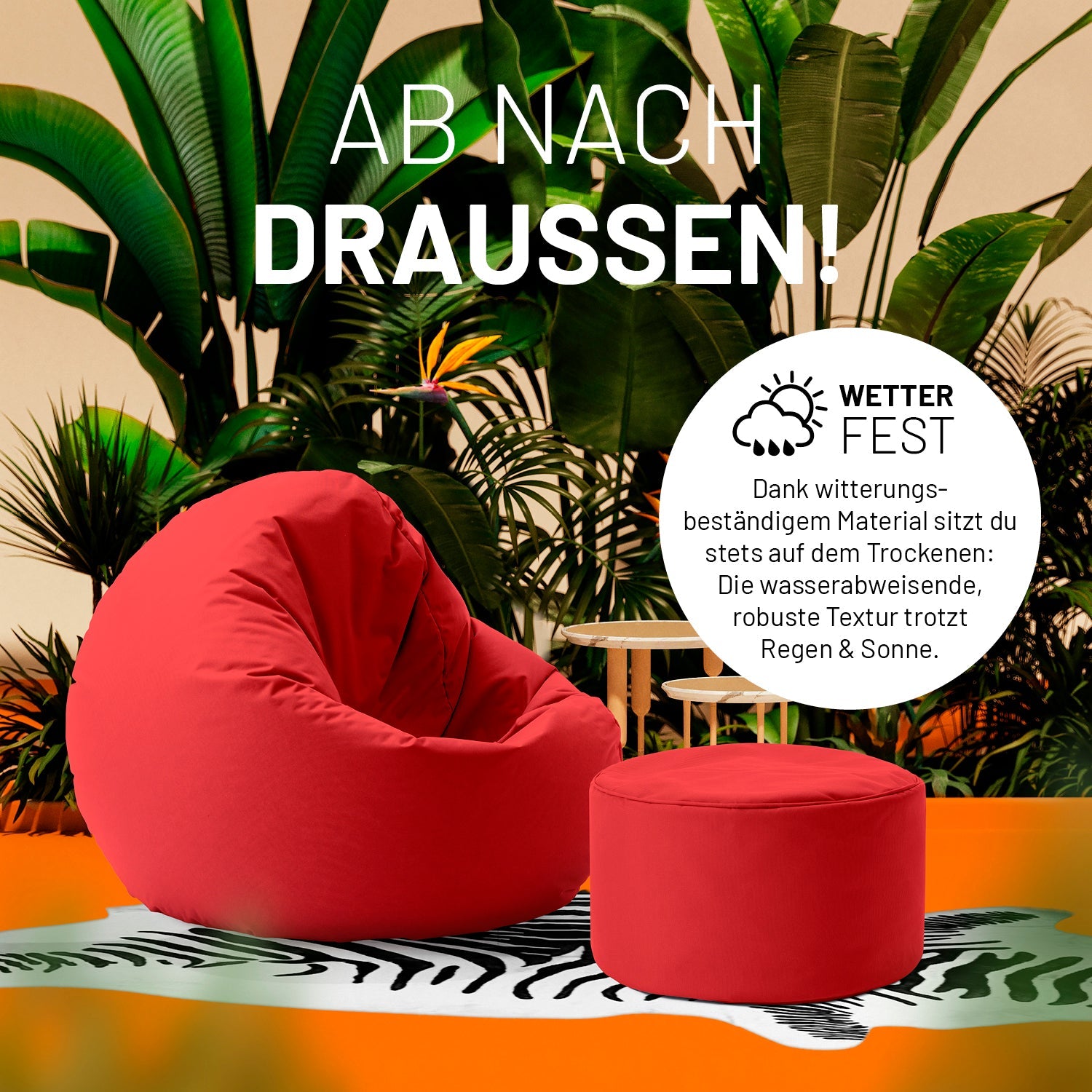 Roter Pouf und 2-in-1-Sitzsack auf einer Terrasse mit vielen Pflanzen - "Wetterfest" und "Witterungsbeständiges Material."