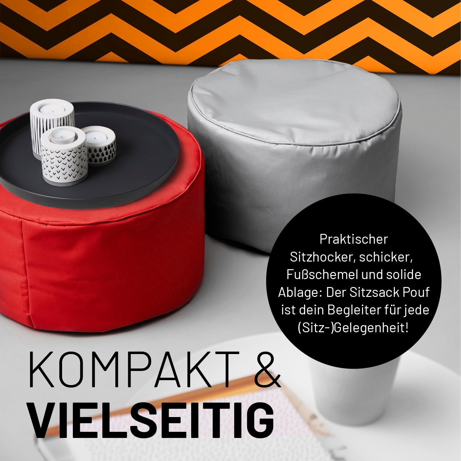Zwei Poufs im Wohnzimmer mit einem abgestellten Tablett mit Kerzen. Icon "Sitzhocker, Fußschemel und Ablage in Einem".
