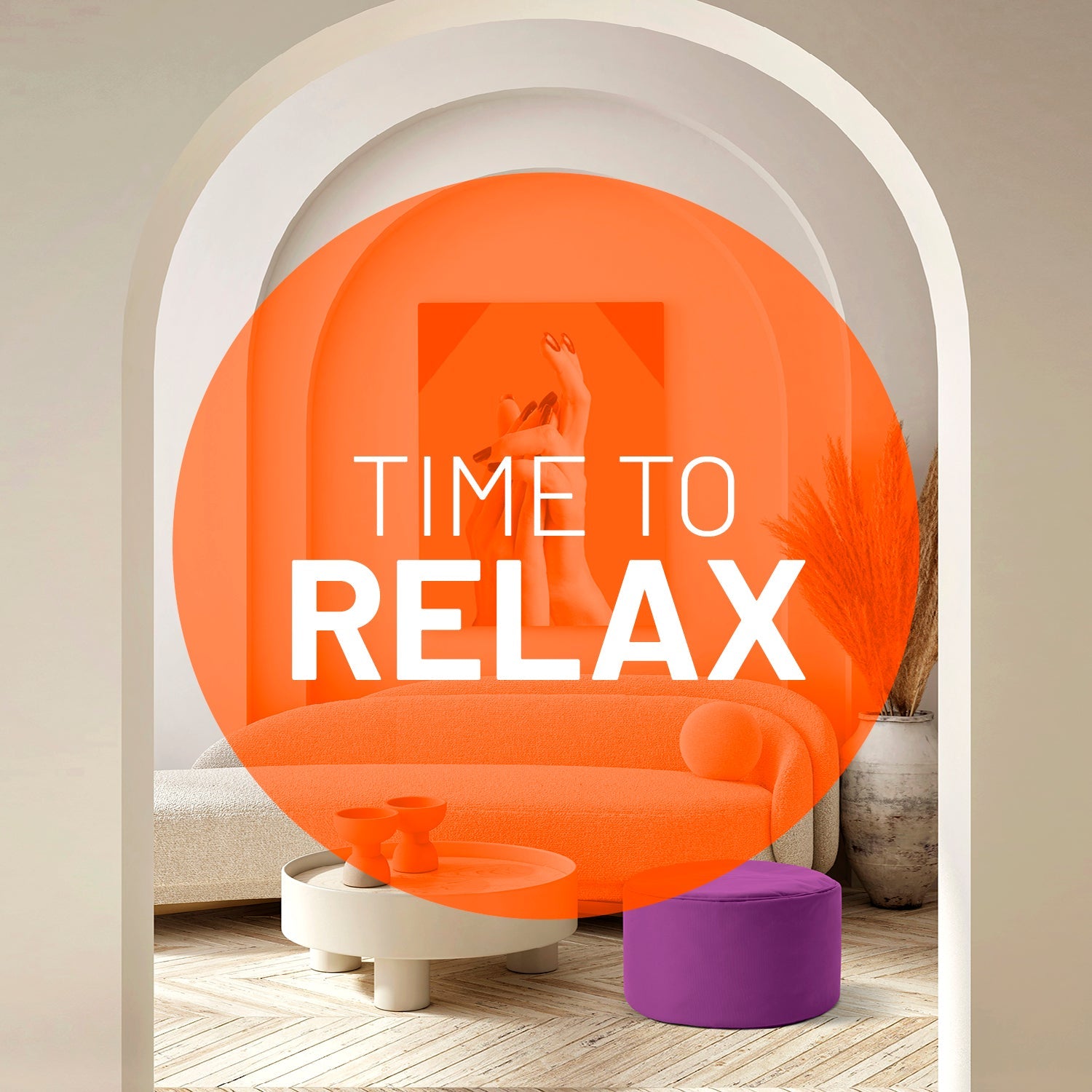 Blick durch einen Torbogen in ein modernes Wohnzimmer mit lilanen Pouf  - Oranger Patch mit Aufschrift "Time to Relax".