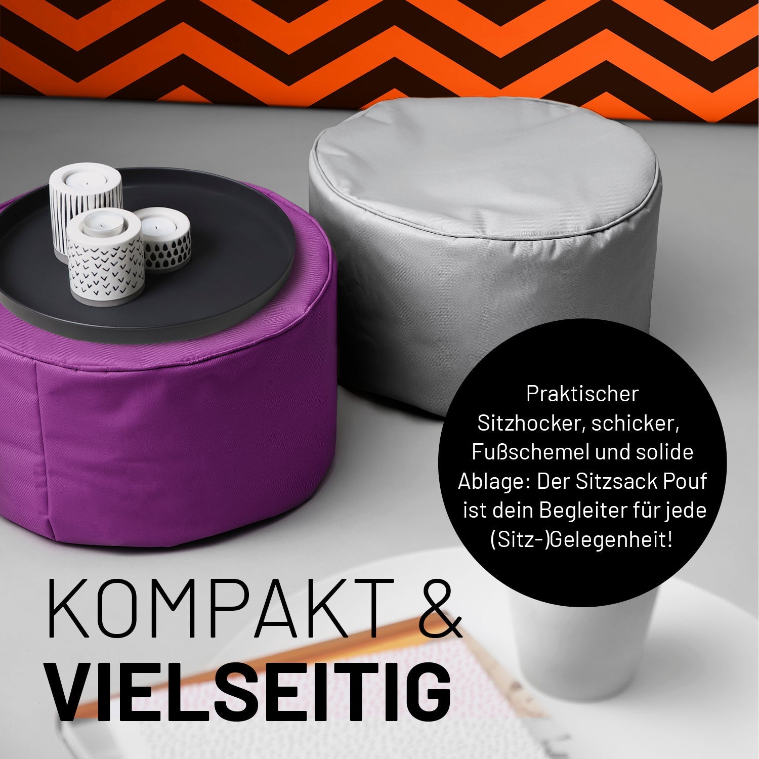Zwei Poufs im Wohnzimmer mit einem abgestellten Tablett mit Kerzen. Icon "Sitzhocker, Fußschemel und Ablage in Einem".