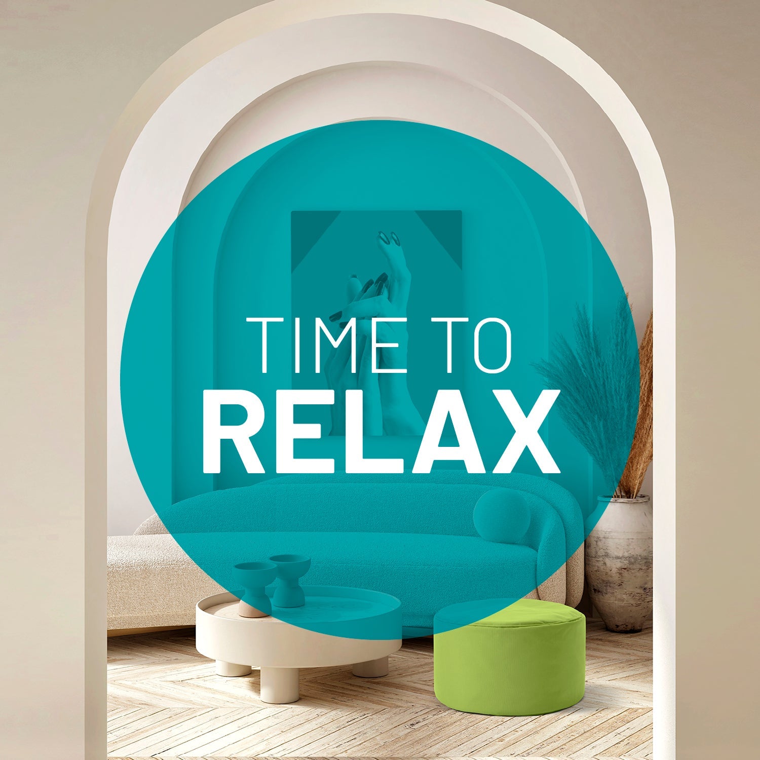 Blick durch einen Torbogen in ein modernes Wohnzimmer mit grünem Pouf  - Türkiser Patch mit Aufschrift "Time to Relax".