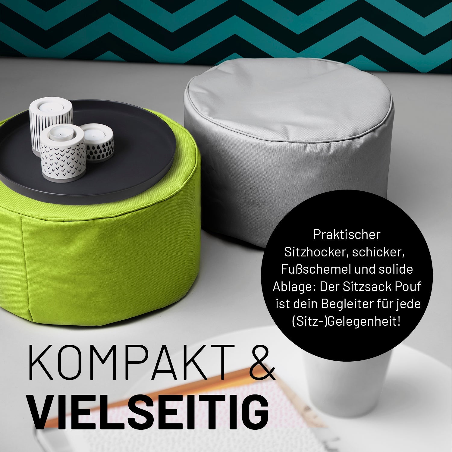 Zwei Poufs im Wohnzimmer mit einem abgestellten Tablett mit Kerzen. Icon "Sitzhocker, Fußschemel und Ablage in Einem".