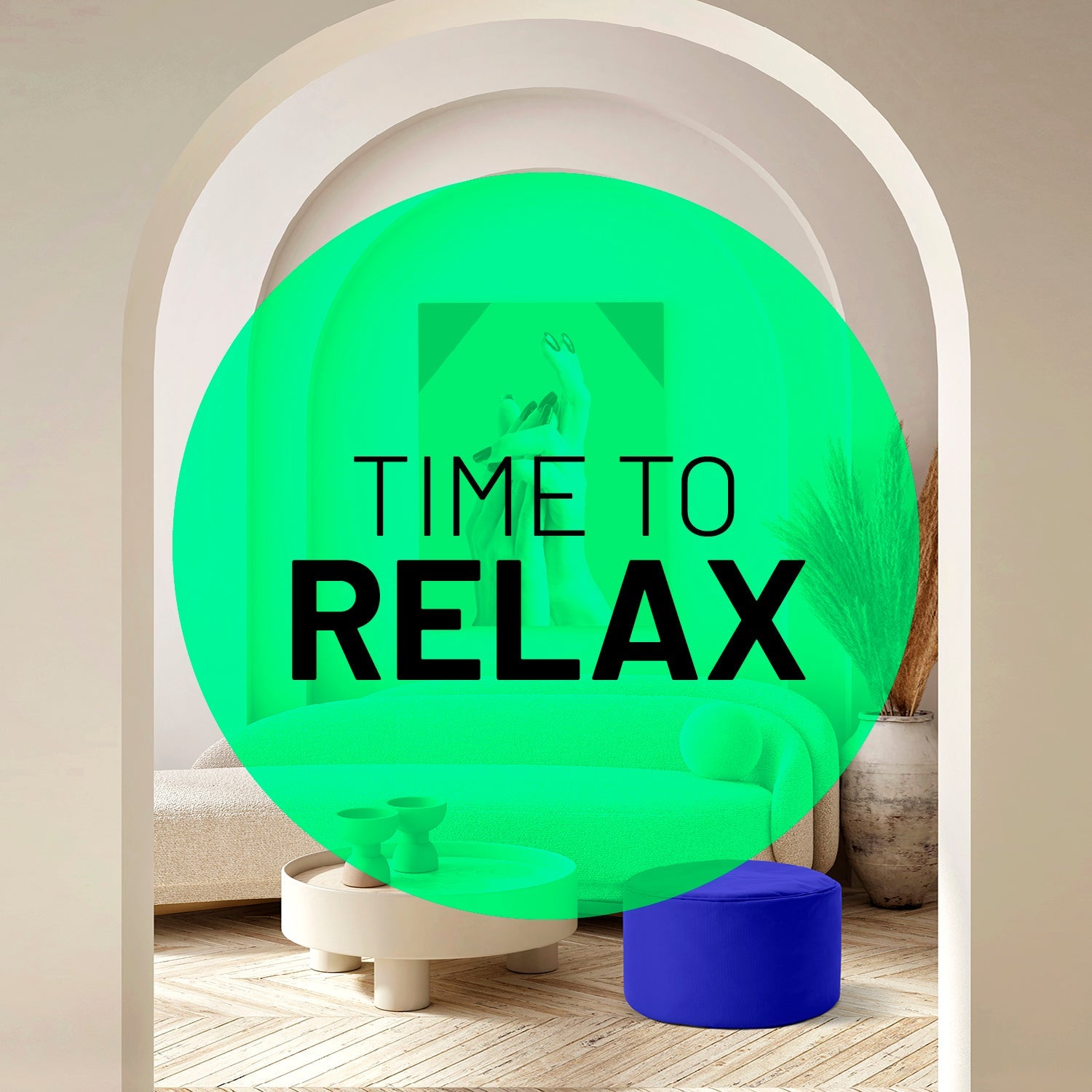 Blick durch einen Torbogen in ein modernes Wohnzimmer mit royalblauen Pouf  - Grüner Patch mit Aufschrift "Time to Relax".
