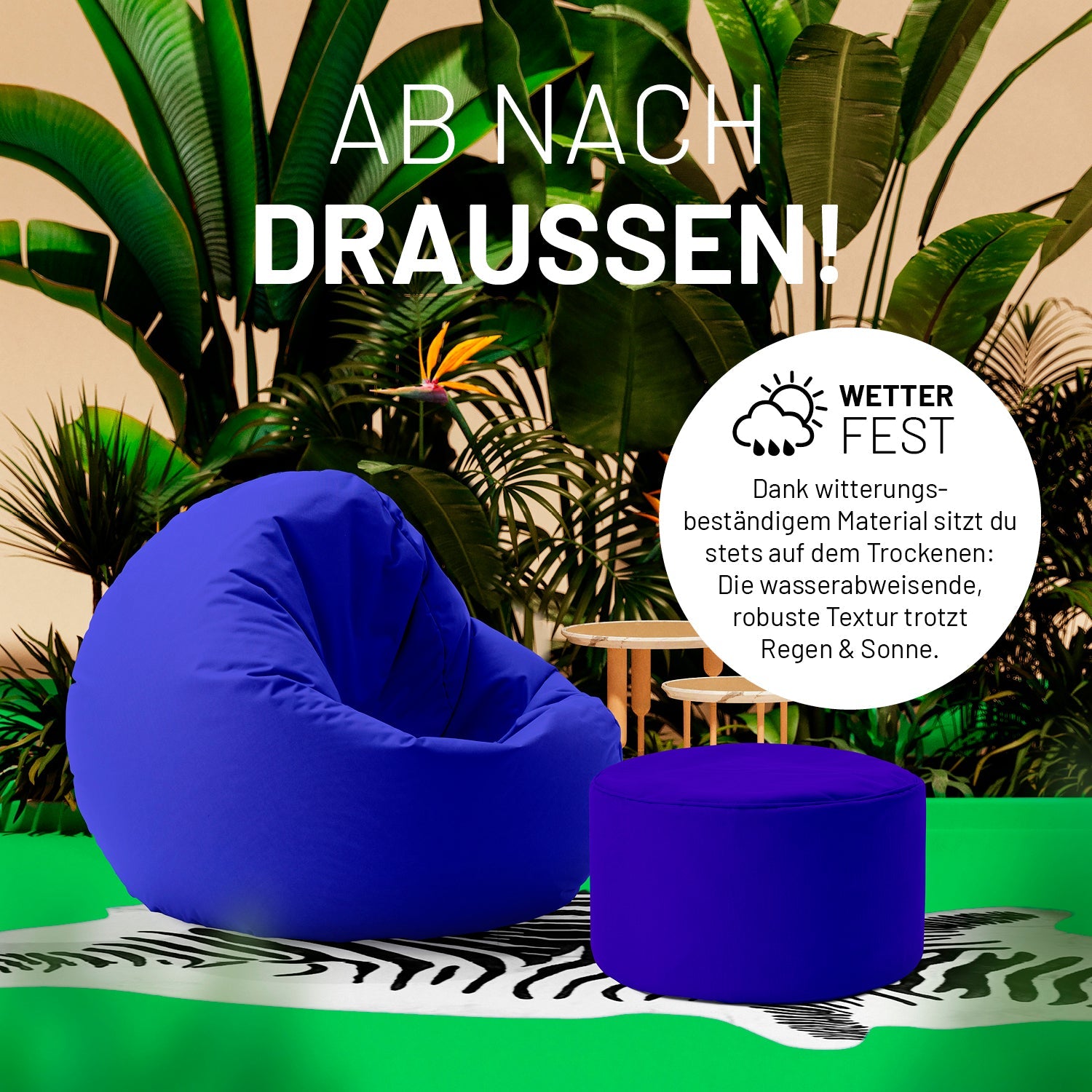 Pouf und 2-in-1-Sitzsack in Royalblau auf einer Terrasse mit vielen Pflanzen - "Wetterfest" und "Witterungsbeständiges Material."