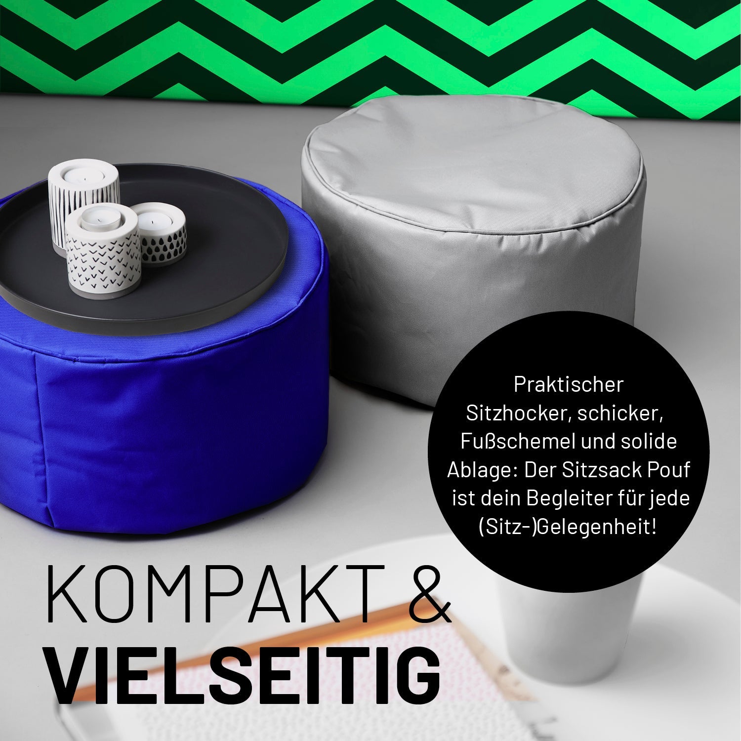 Zwei Poufs im Wohnzimmer mit einem abgestellten Tablett mit Kerzen. Icon "Sitzhocker, Fußschemel und Ablage in Einem".