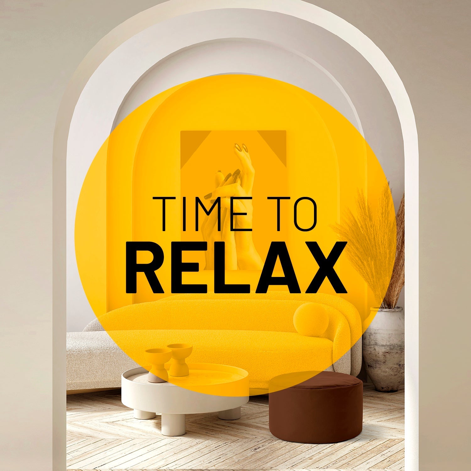 Blick durch einen Torbogen in ein modernes Wohnzimmer mit braunen Pouf  - Gelber Patch mit Aufschrift "Time to Relax".