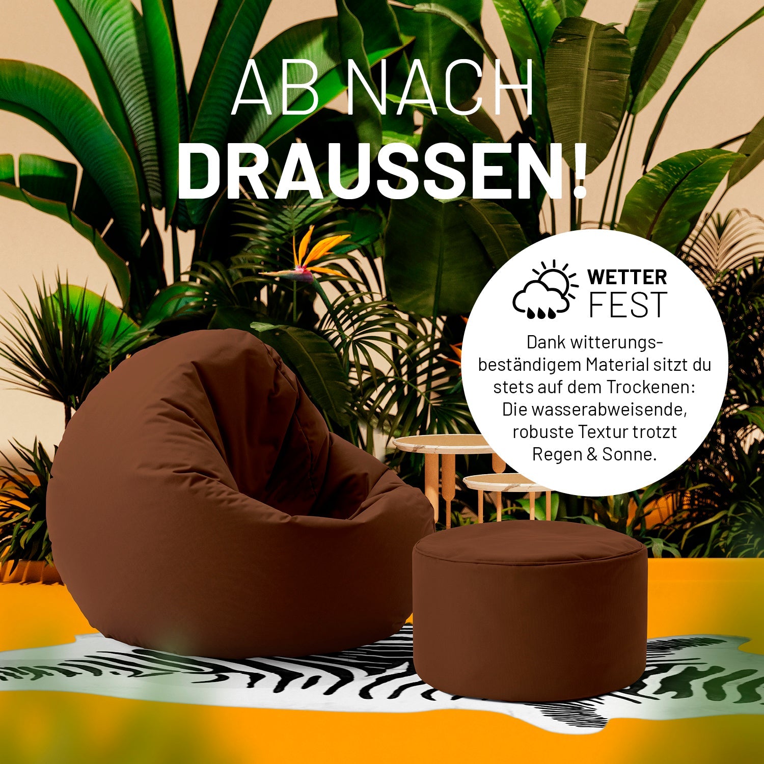Brauner Pouf und 2-in-1-Sitzsack auf einer Terrasse mit vielen Pflanzen - "Wetterfest" und "Witterungsbeständiges Material."