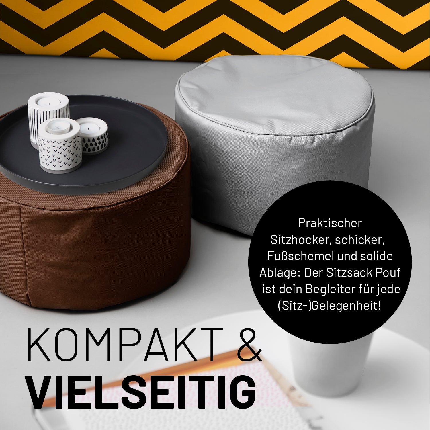 Zwei Poufs im Wohnzimmer mit einem abgestellten Tablett mit Kerzen. Icon "Sitzhocker, Fußschemel und Ablage in Einem".