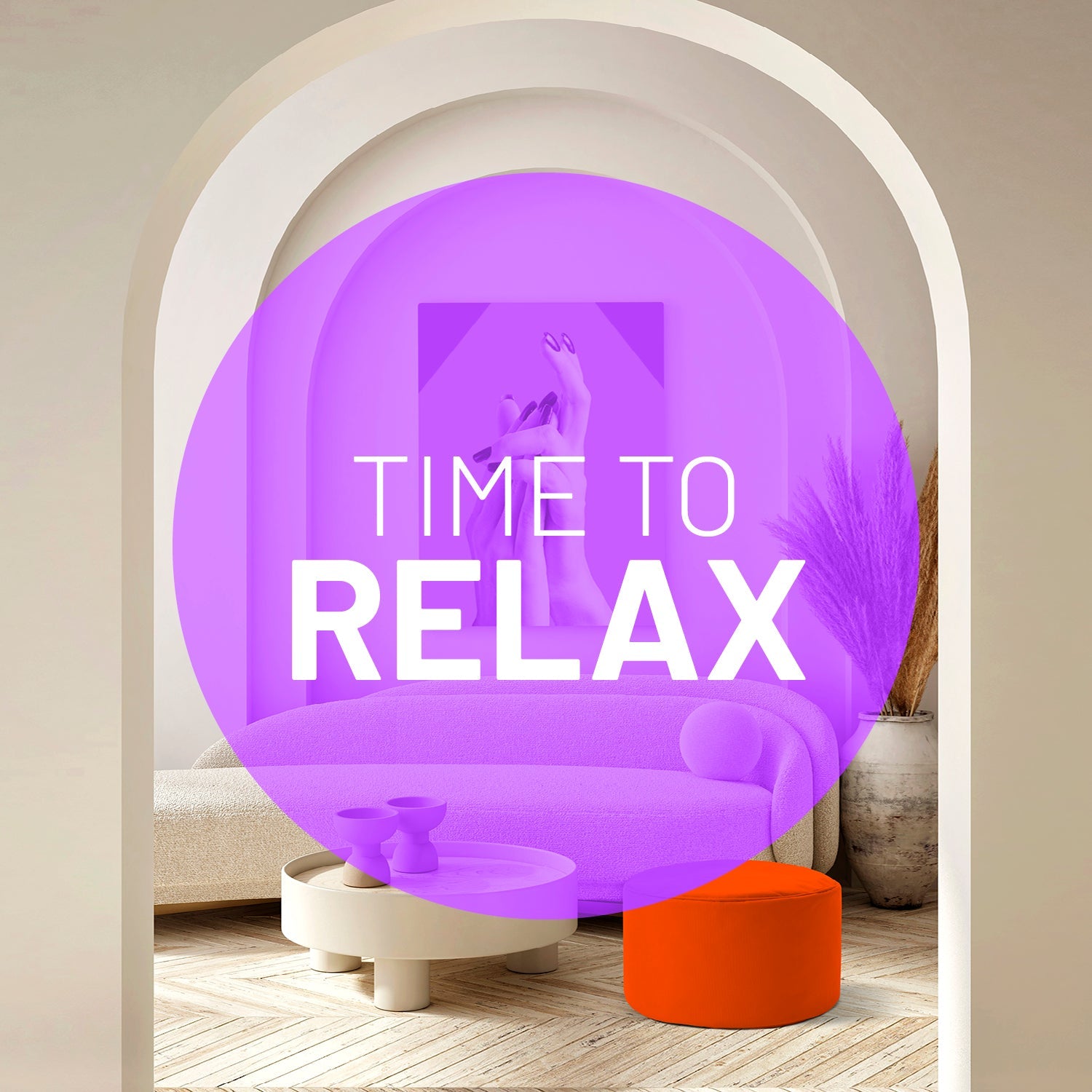 Blick durch einen Torbogen in ein modernes Wohnzimmer mit orangenen Pouf  - Lila Patch mit Aufschrift "Time to Relax".