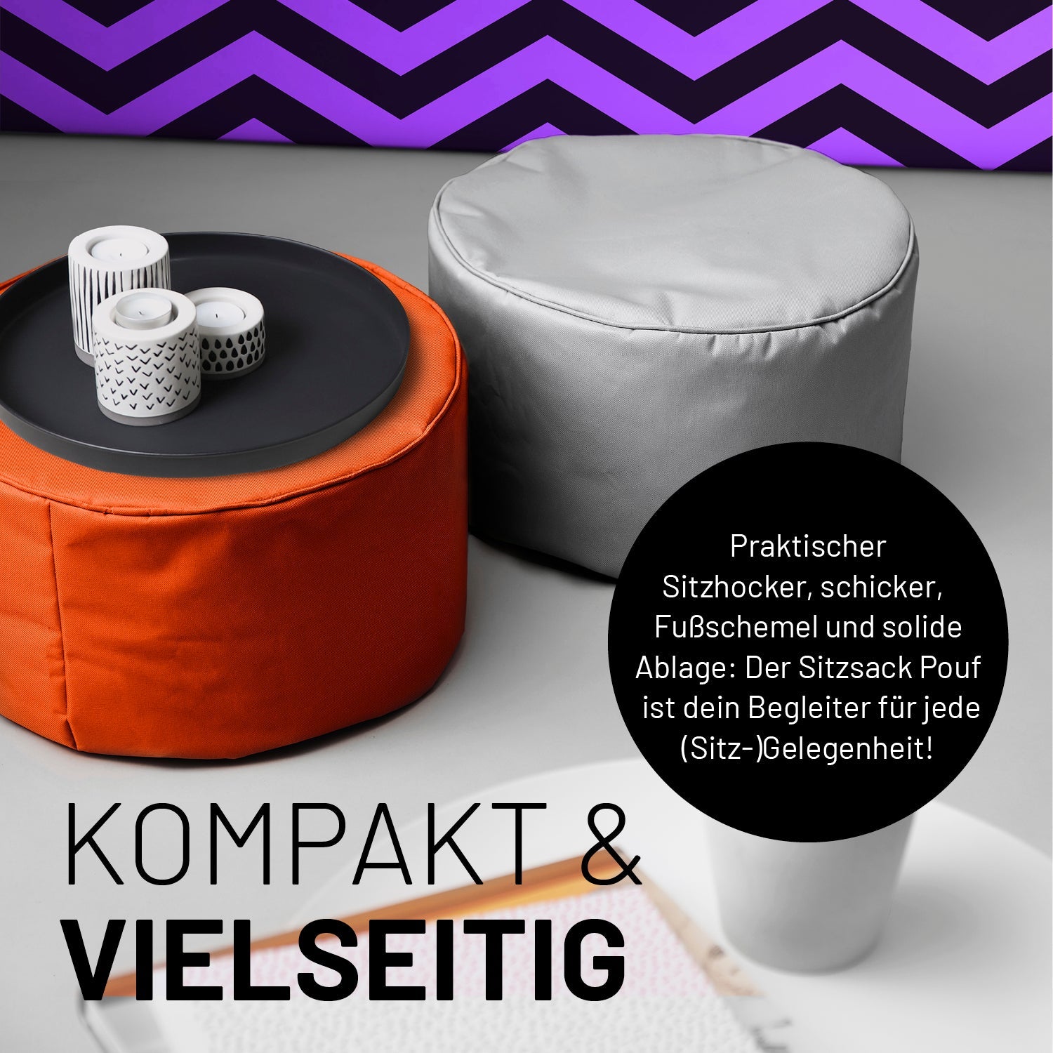 Zwei Poufs im Wohnzimmer mit einem abgestellten Tablett mit Kerzen. Icon "Sitzhocker, Fußschemel und Ablage in Einem".