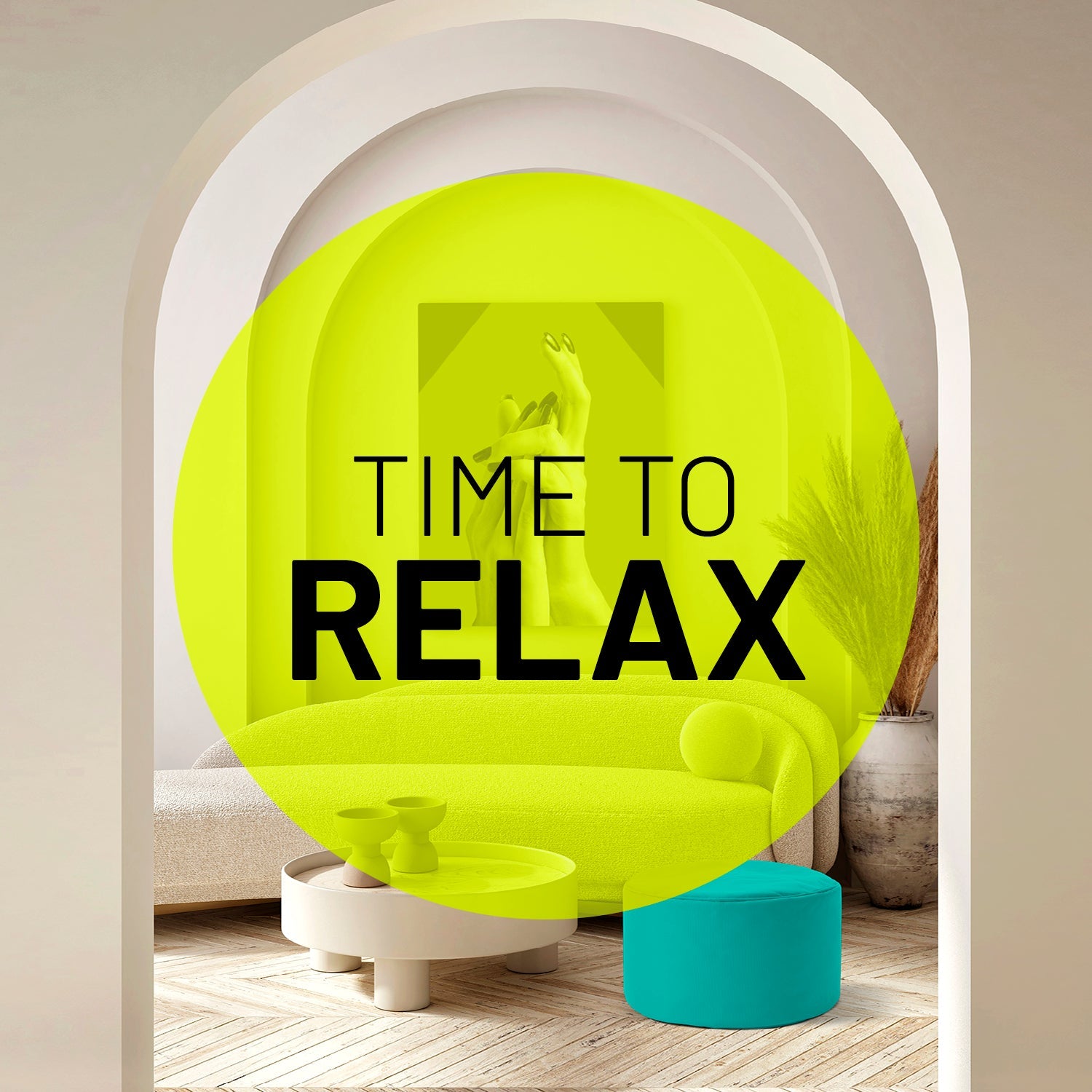 Blick durch einen Torbogen in ein modernes Wohnzimmer mit türkisen Pouf  - Grüner Patch mit Aufschrift "Time to Relax".