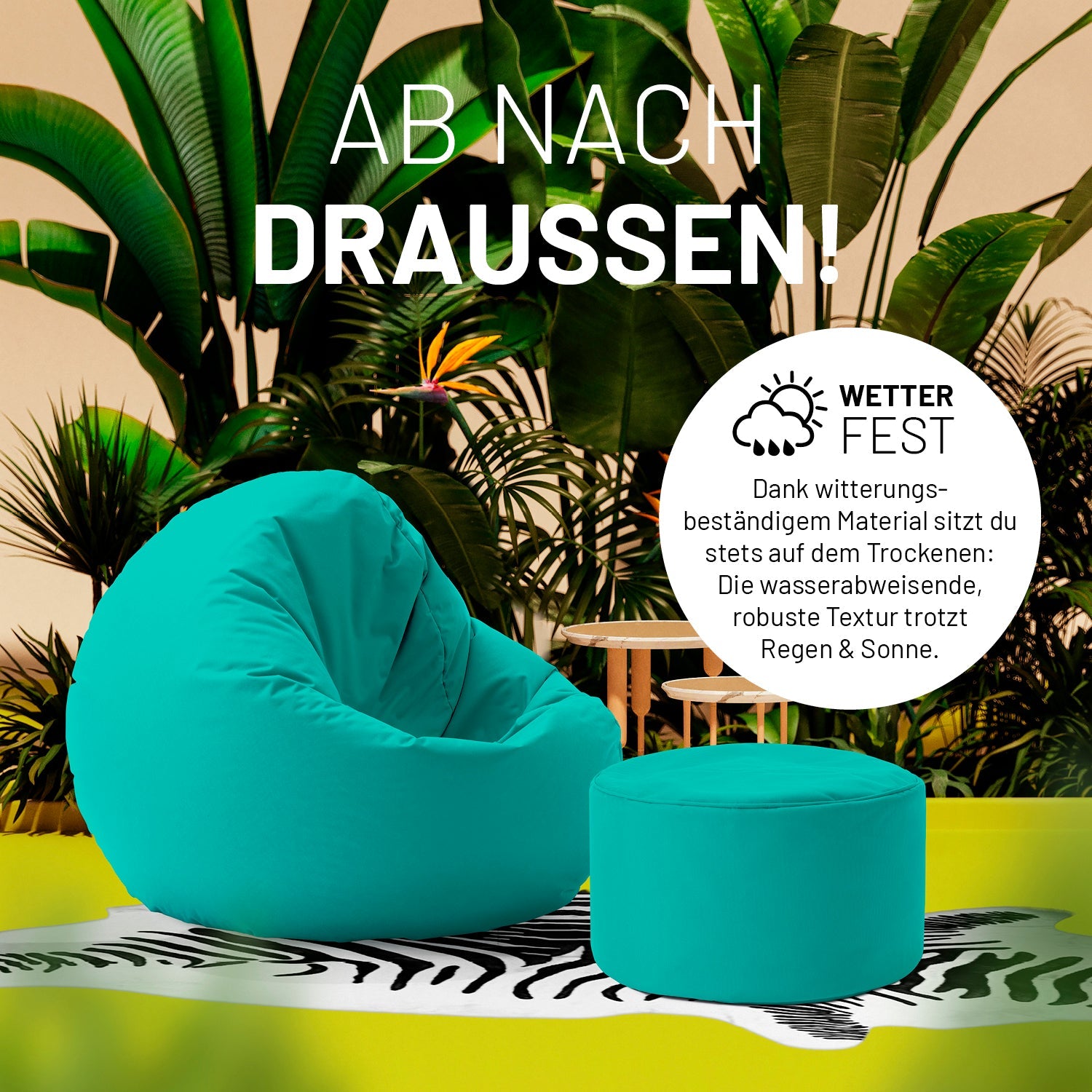 Türkiser Pouf und 2-in-1-Sitzsack auf einer Terrasse mit vielen Pflanzen - "Wetterfest" und "Witterungsbeständiges Material."