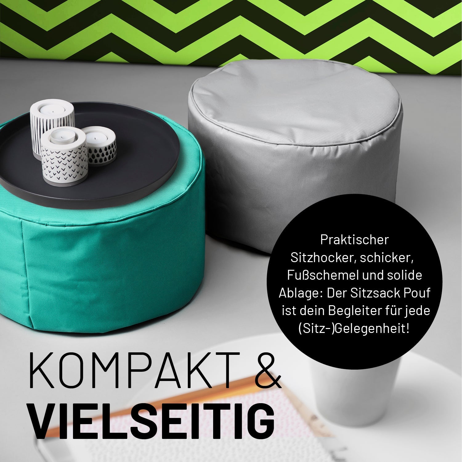Zwei Poufs im Wohnzimmer mit einem abgestellten Tablett mit Kerzen. Icon "Sitzhocker, Fußschemel und Ablage in Einem".