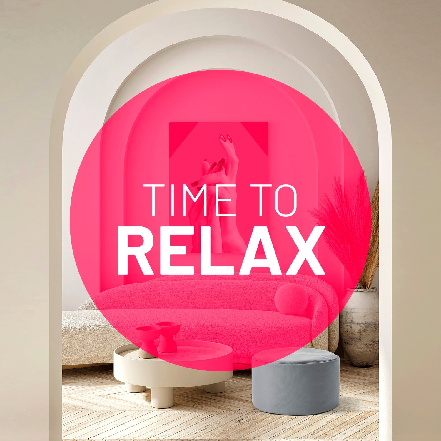Blick durch einen Torbogen in ein modernes Wohnzimmer mit grauem Pouf  - Pinker Patch mit Aufschrift "Time to Relax".
