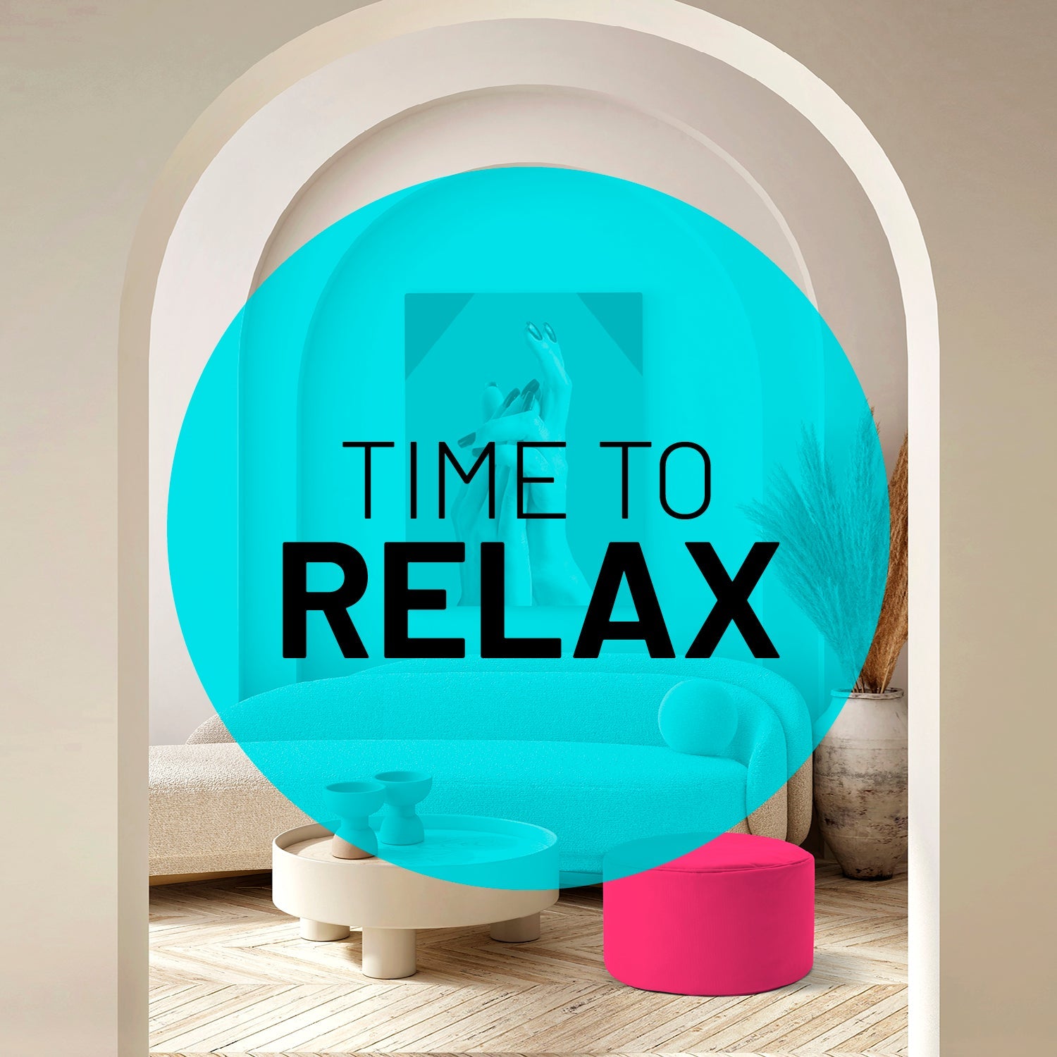 Blick durch einen Torbogen in ein modernes Wohnzimmer mit pinken Pouf  - Türkiser Patch mit Aufschrift "Time to Relax".