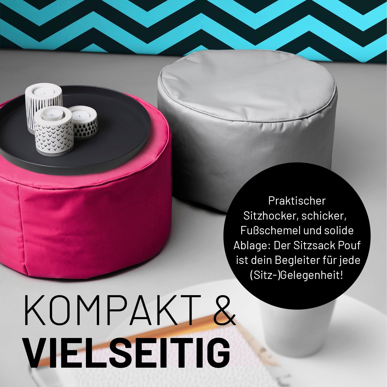 Zwei Poufs im Wohnzimmer mit einem abgestellten Tablett mit Kerzen. Icon "Sitzhocker, Fußschemel und Ablage in Einem".