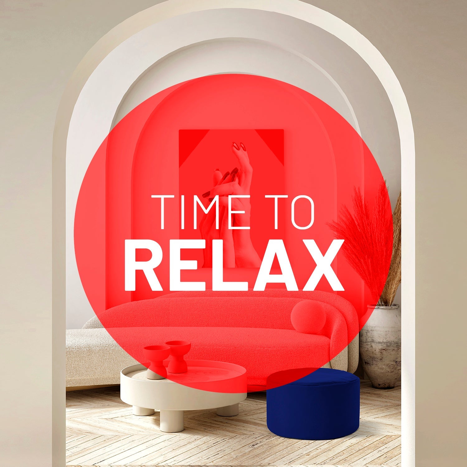 Blick durch einen Torbogen in ein modernes Wohnzimmer mit navyblauen Pouf  - Roten Patch mit Aufschrift "Time to Relax".