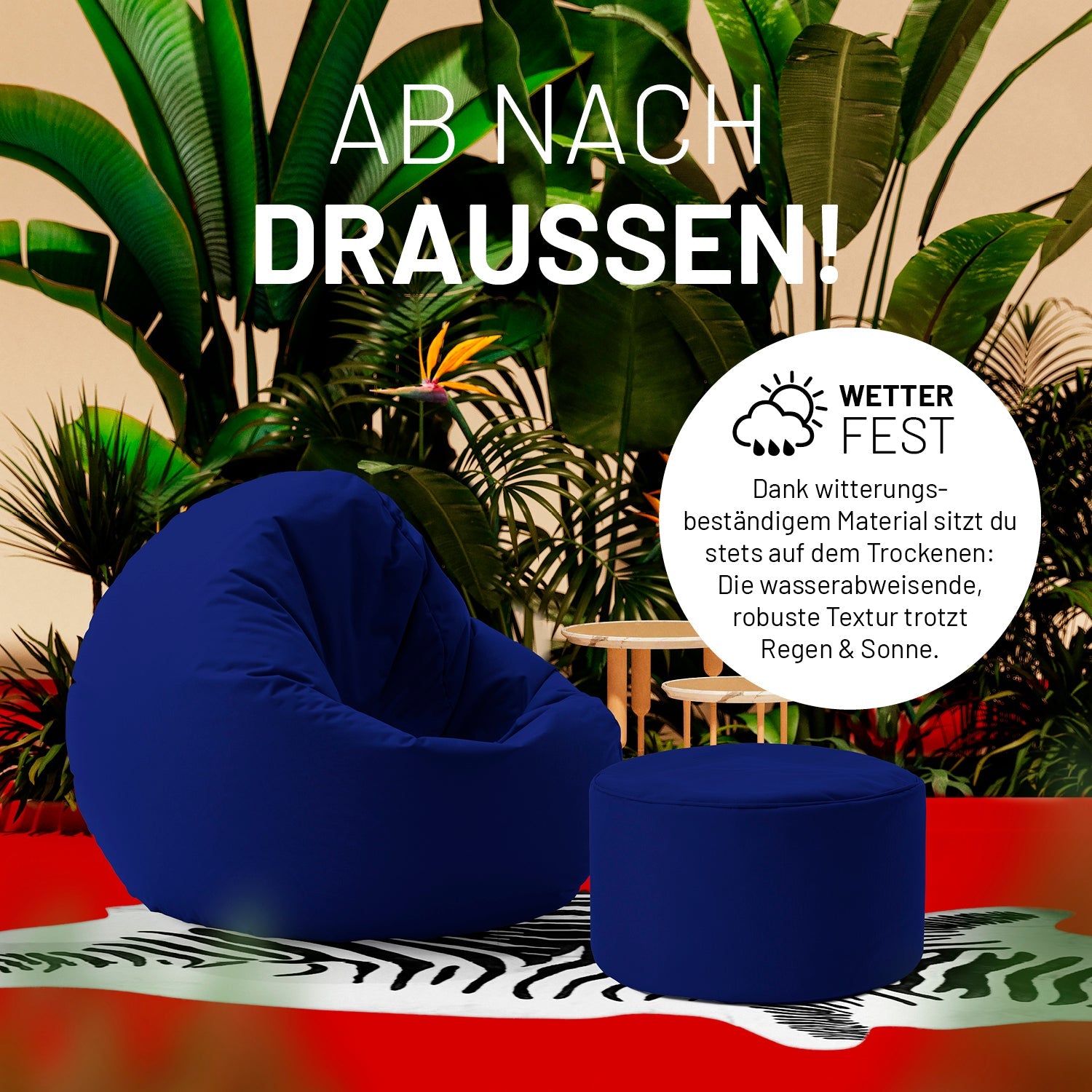 Pouf und 2-in-1-Sitzsack in Navy auf einer Terrasse mit vielen Pflanzen - "Wetterfest" und "Witterungsbeständiges Material."