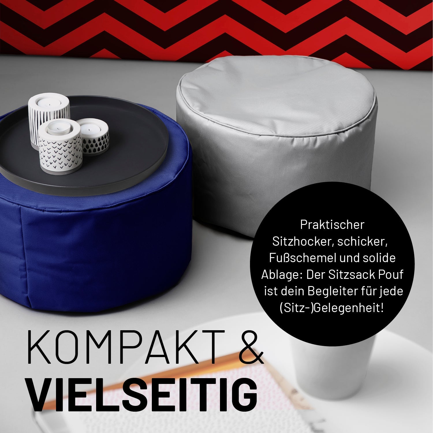 Zwei Poufs im Wohnzimmer mit einem abgestellten Tablett mit Kerzen. Icon "Sitzhocker, Fußschemel und Ablage in Einem".