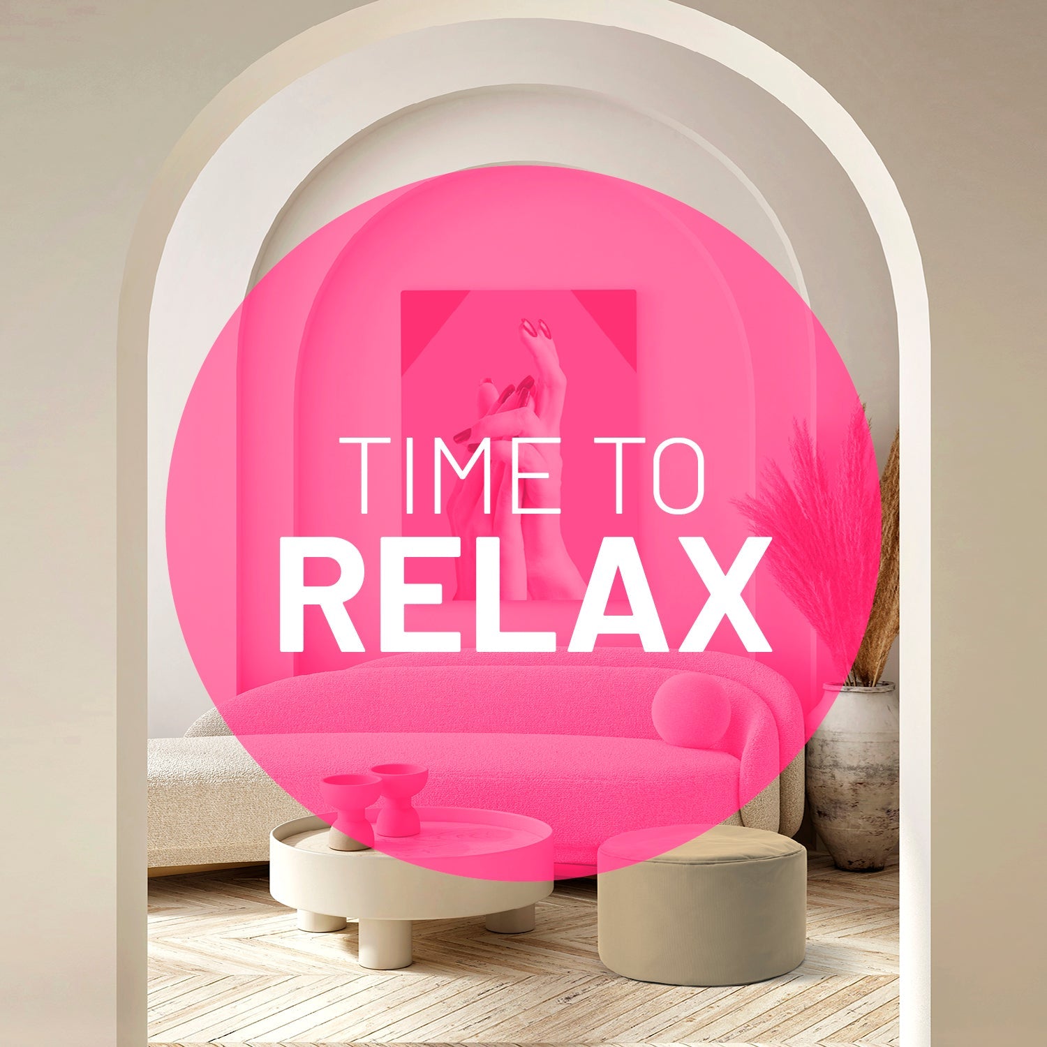Blick durch einen Torbogen in ein modernes Wohnzimmer mit beigen Pouf  - Pinker Patch mit Aufschrift "Time to Relax".
