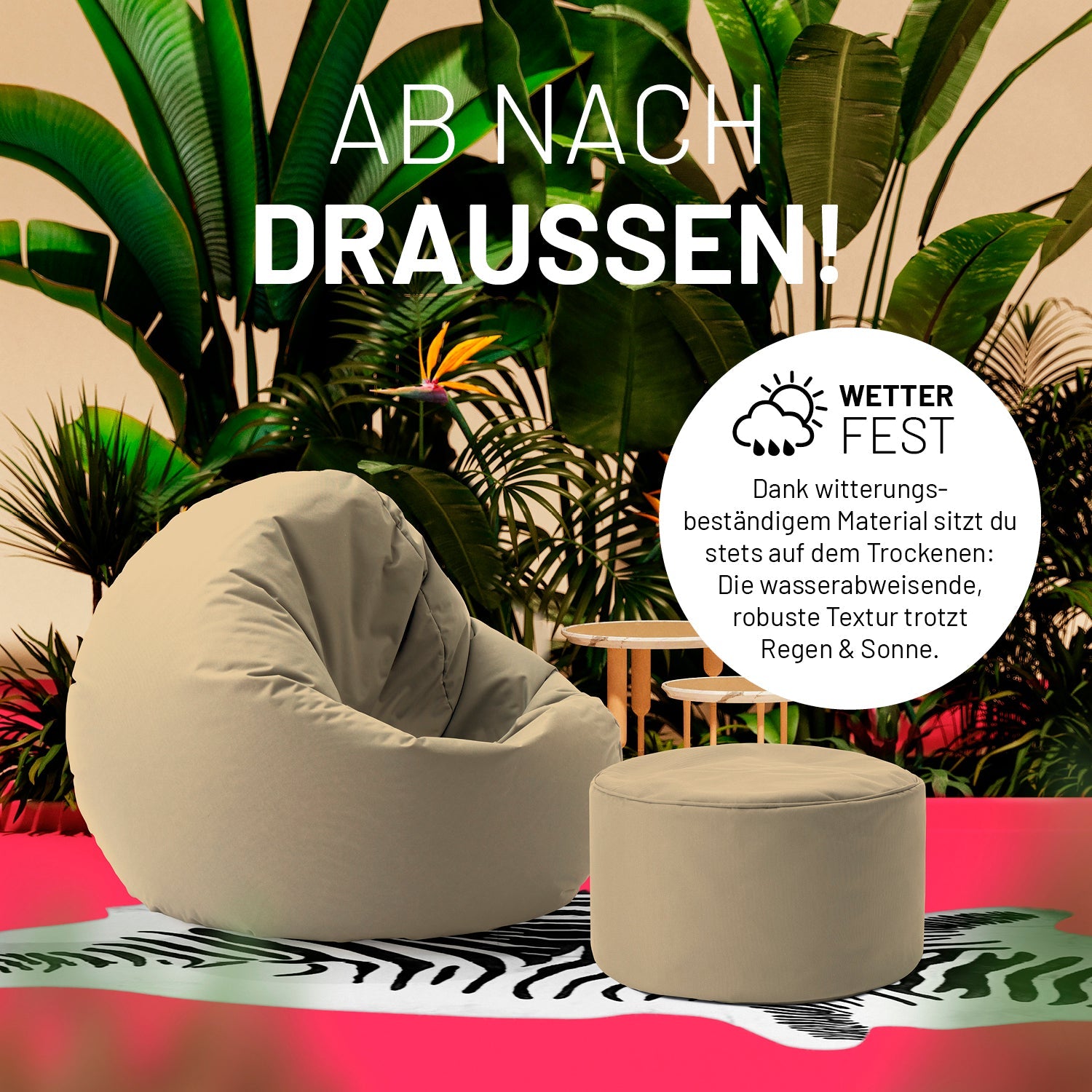 Beiger Pouf und 2-in-1-Sitzsack auf einer Terrasse mit vielen Pflanzen - "Wetterfest" und "Witterungsbeständiges Material."