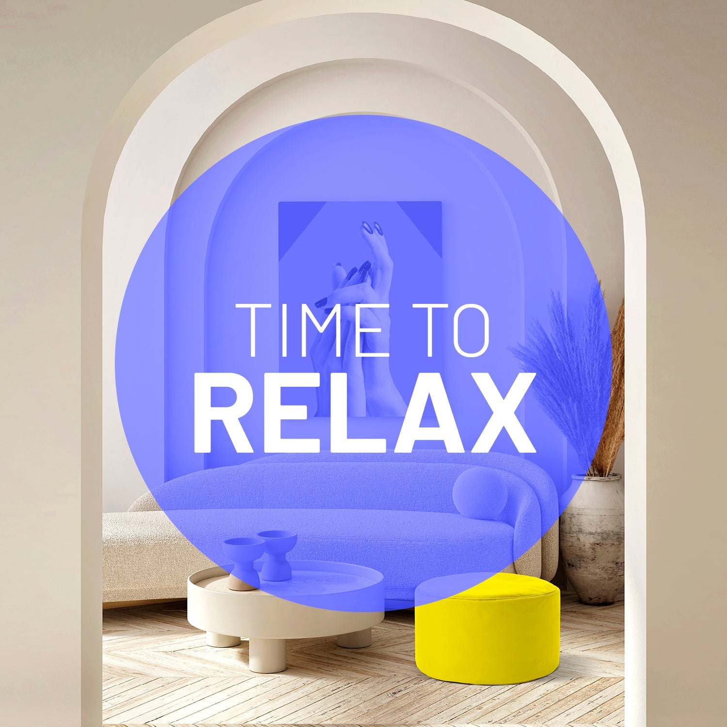 Blick durch einen Torbogen in ein modernes Wohnzimmer mit gelber Pouf  - Blauer Patch mit Aufschrift "Time to Relax".