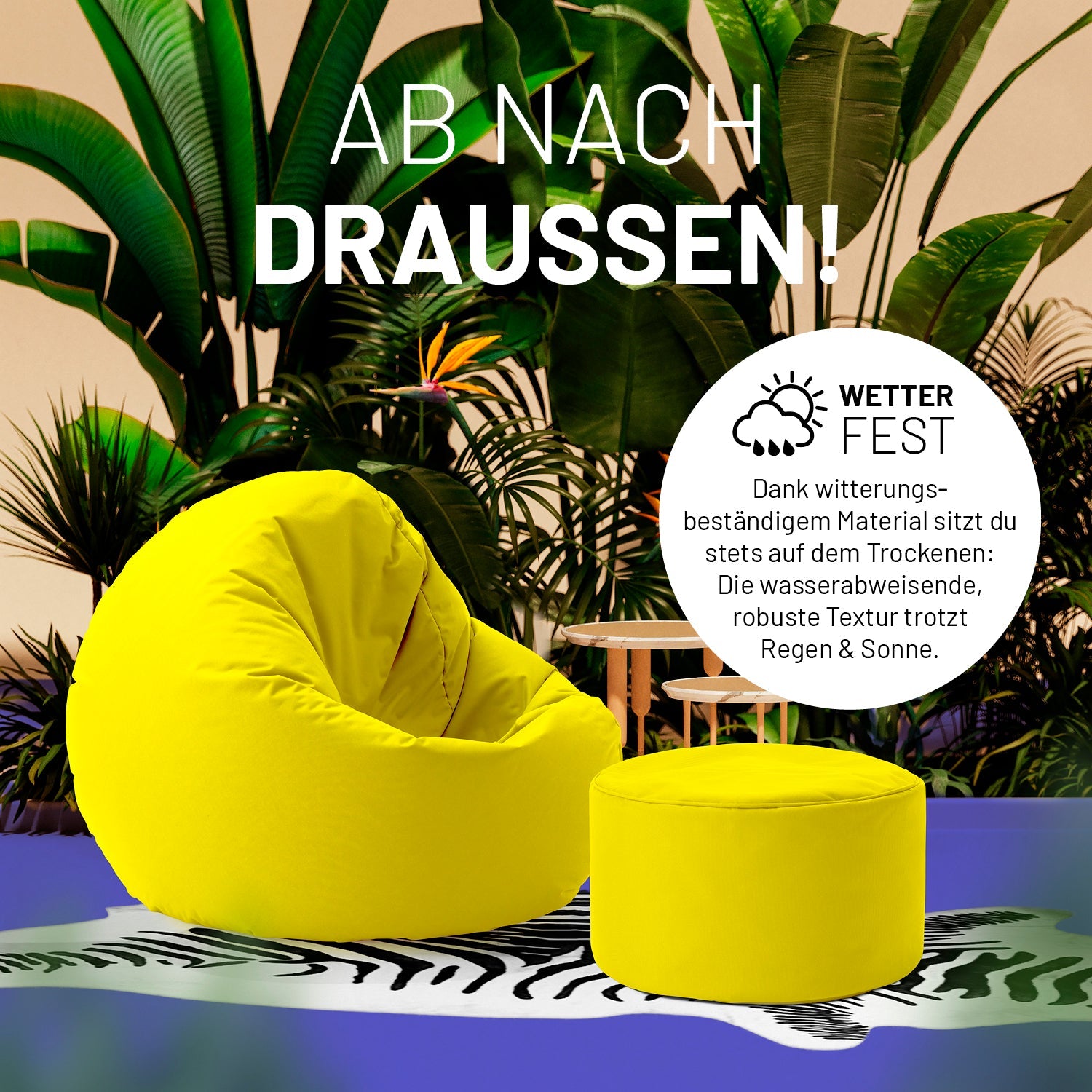 Gelber Pouf und 2-in-1-Sitzsack auf einer Terrasse mit vielen Pflanzen - "Wetterfest" und "Witterungsbeständiges Material."