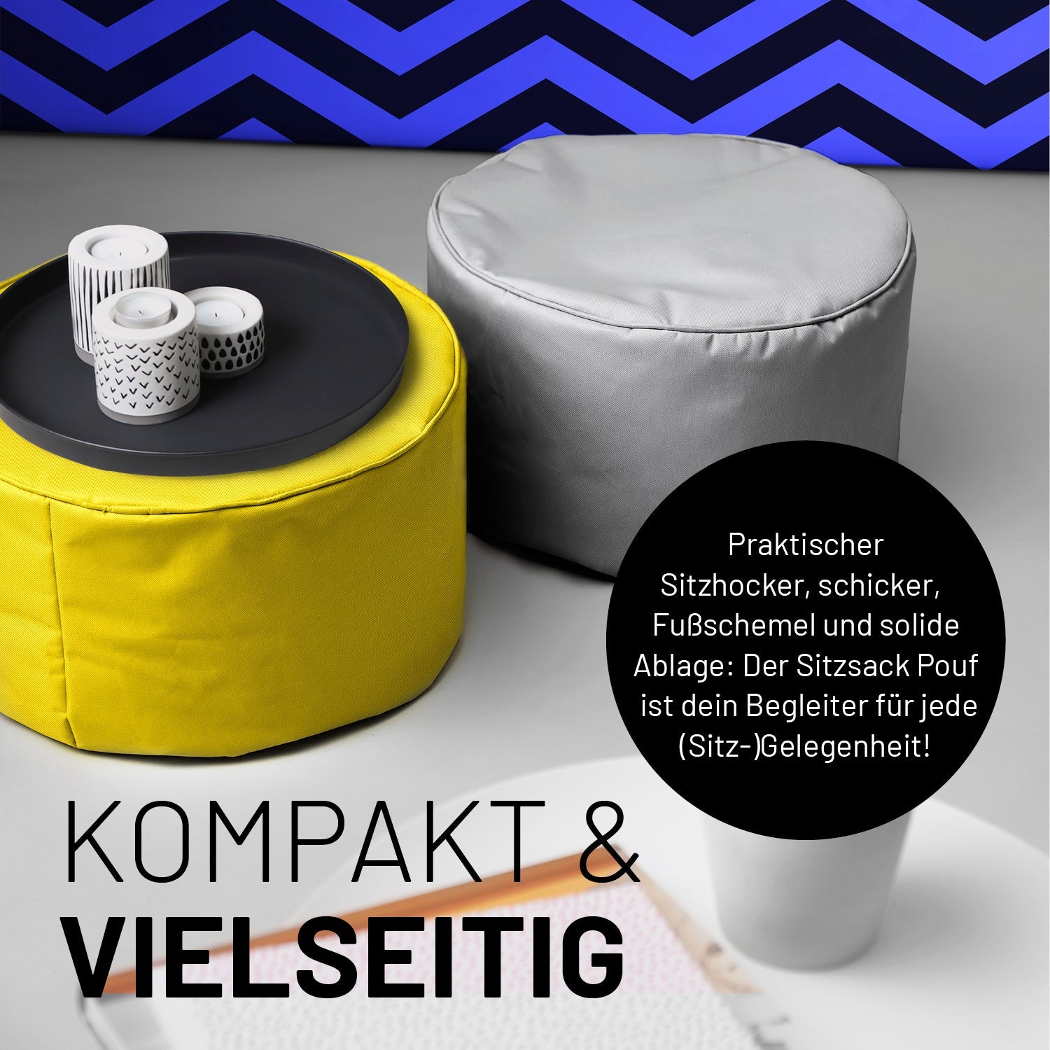 Zwei Poufs im Wohnzimmer mit einem abgestellten Tablett mit Kerzen. Icon "Sitzhocker, Fußschemel und Ablage in Einem".