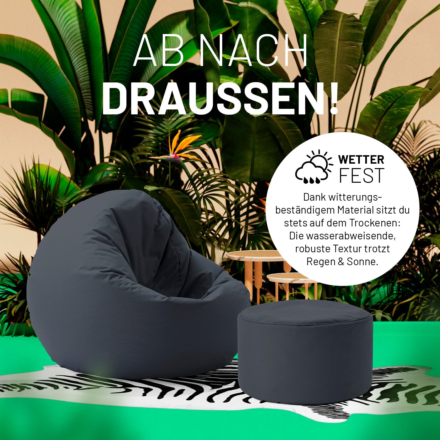 Stahlgrauer Pouf und 2-in-1-Sitzsack auf einer Terrasse mit vielen Pflanzen - "Wetterfest" und "Witterungsbeständiges Material."