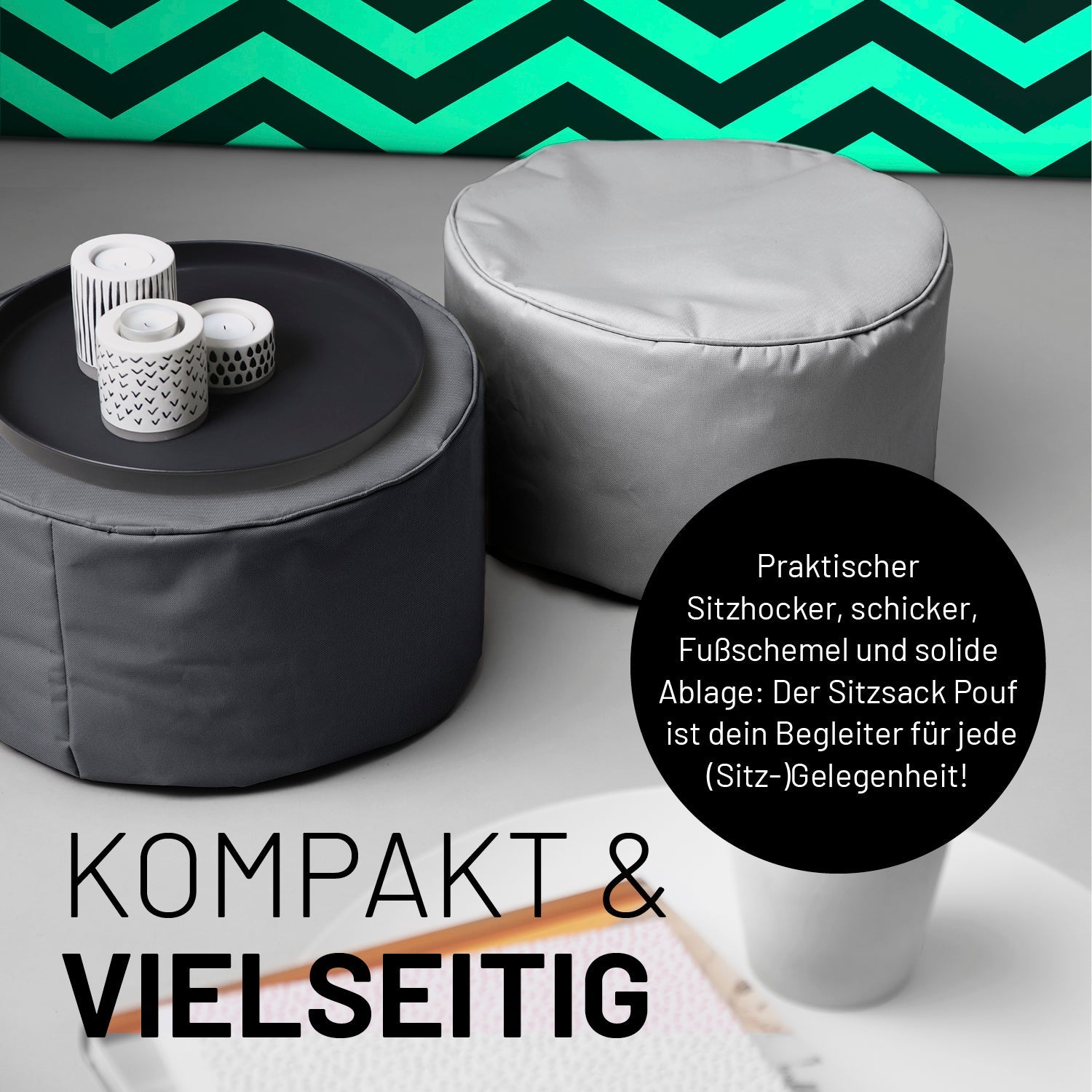Zwei Poufs im Wohnzimmer mit einem abgestellten Tablett mit Kerzen. Icon "Sitzhocker, Fußschemel und Ablage in Einem".